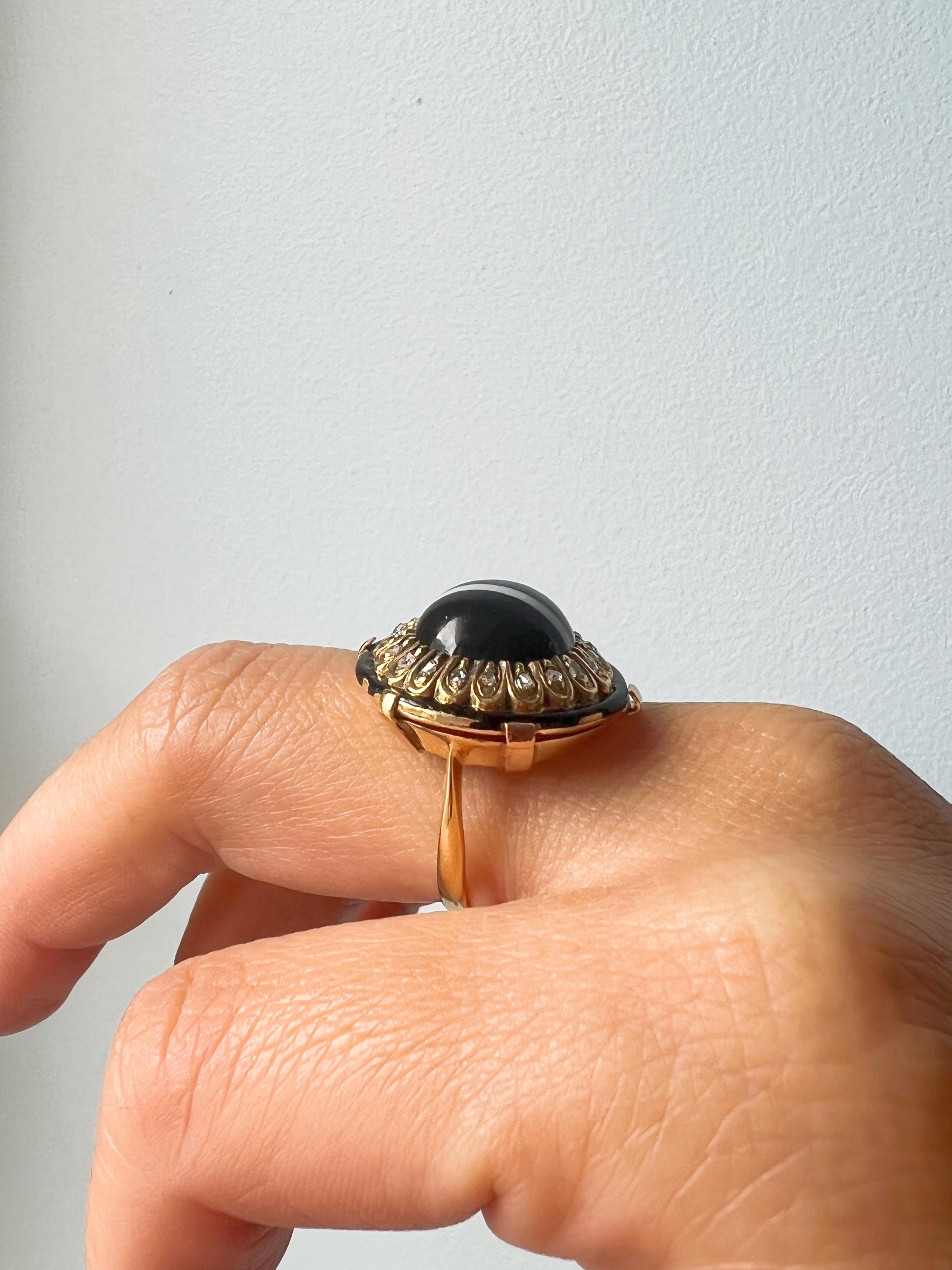 Victorian Era 18k Gold Banded Agate Diamond Statement Ring In Good Condition In Versailles, FR