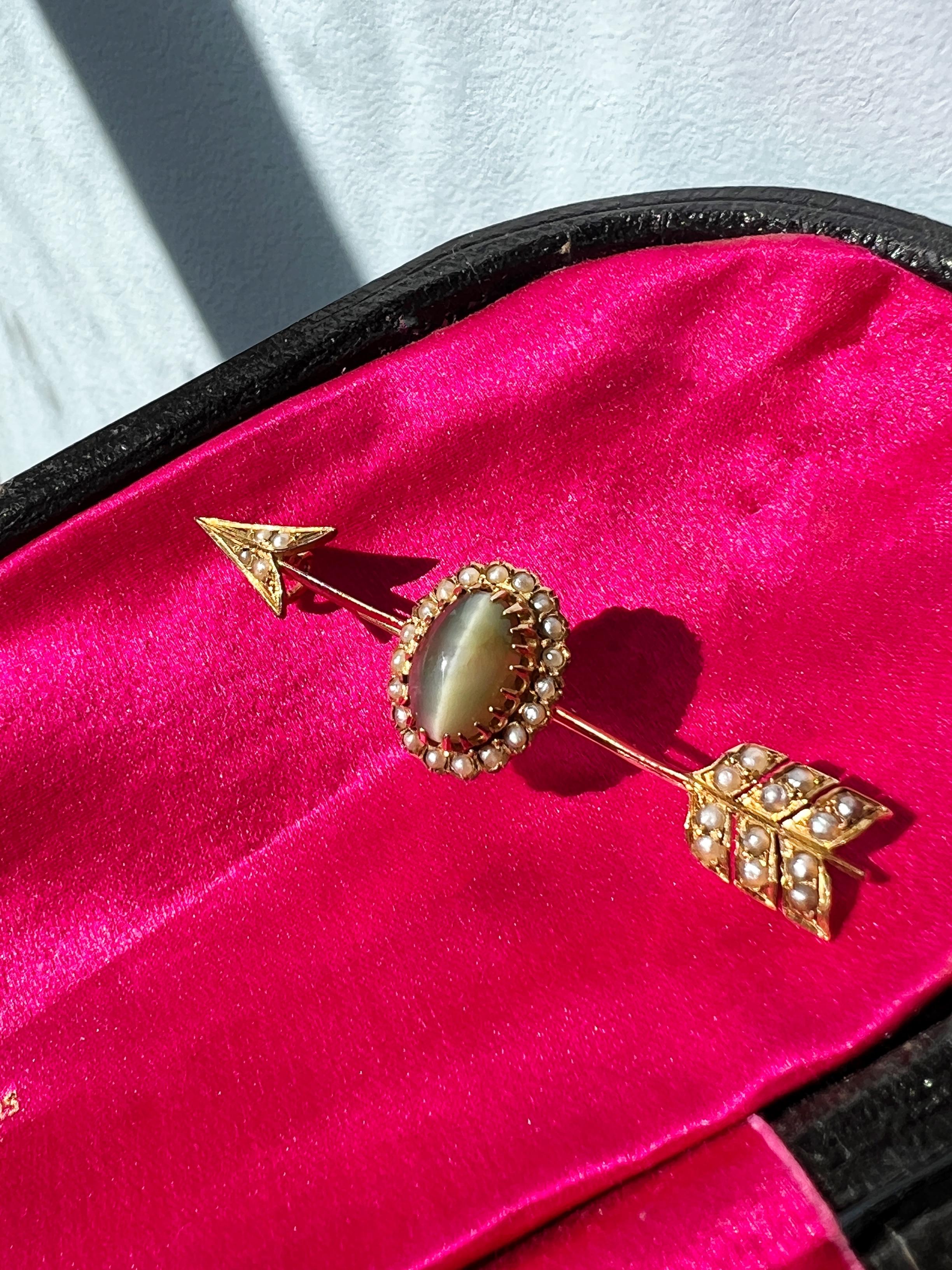 Victorian Era 18k Gold Cat-Eye Chrysoberyl Pearl Arrow Brooch In Good Condition For Sale In Versailles, FR