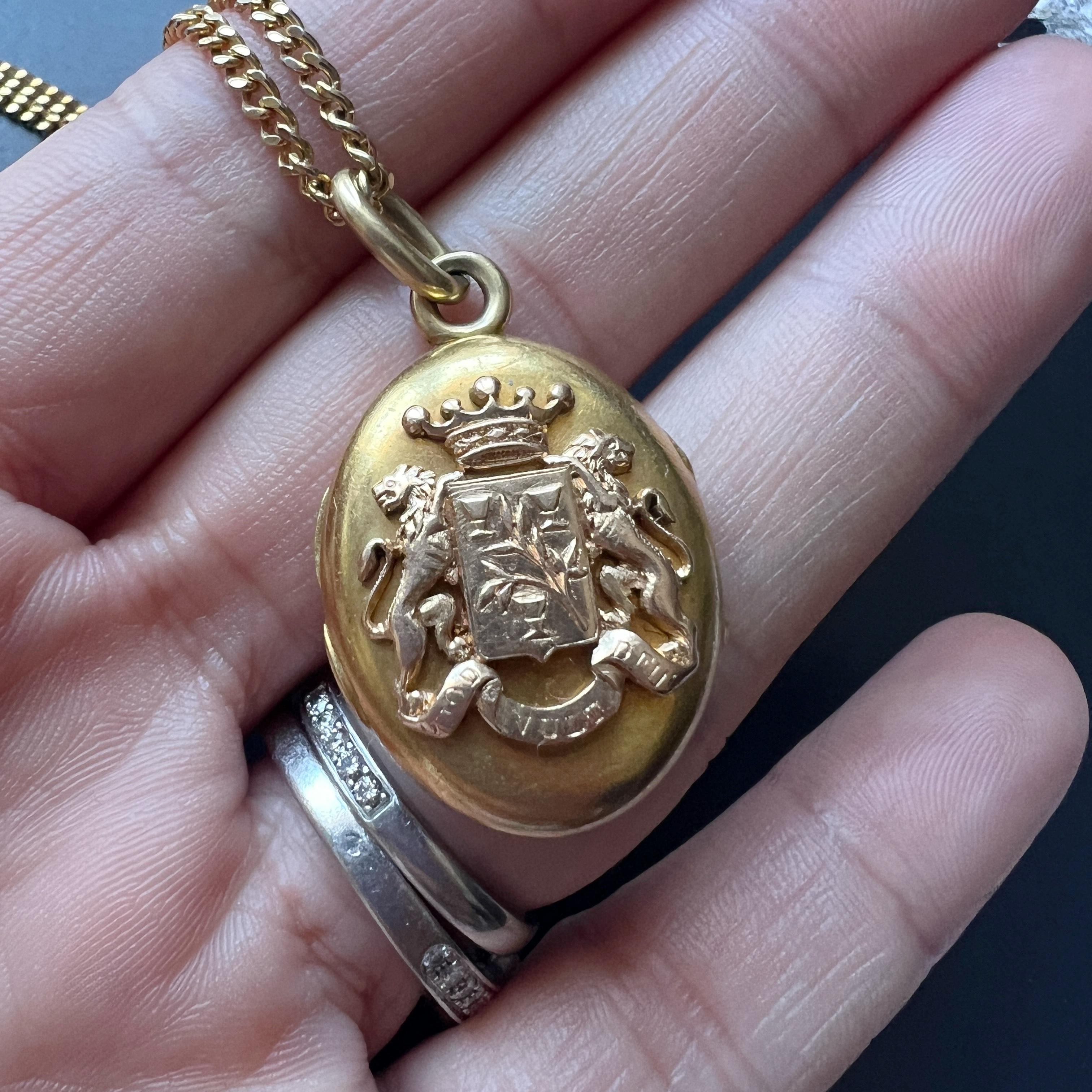 Victorian era 18K gold coat of arms photo locket pendant lion crown flowers In Good Condition In Versailles, FR