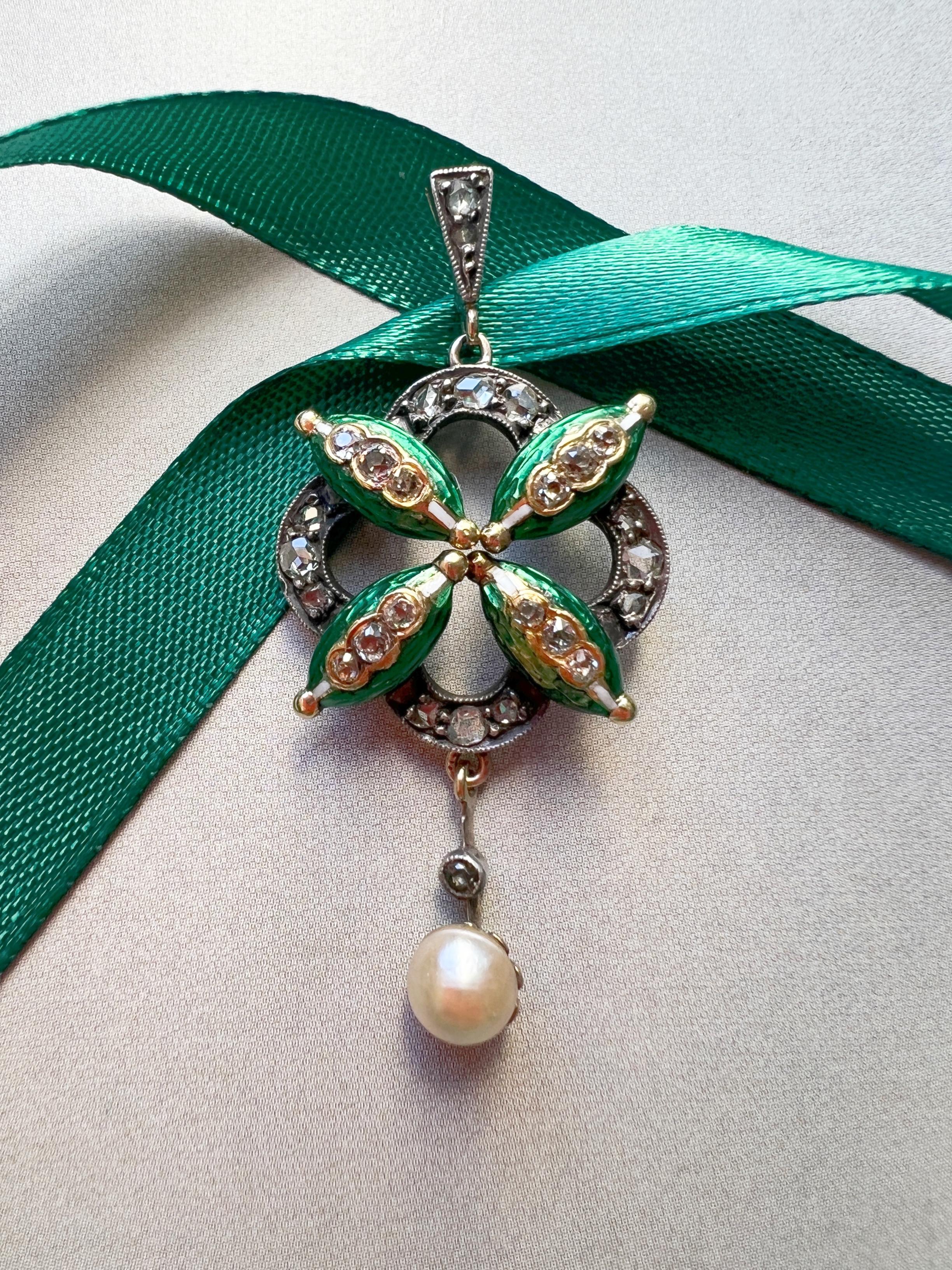 Vente d'un délicat pendentif en diamant et perle, présentant un magnifique motif floral. Le pendentif est daté du milieu du XIXe siècle, vers les années 1850, l'époque victorienne.

Les quatre feuilles du centre sont ornées de 12 diamants taillés en