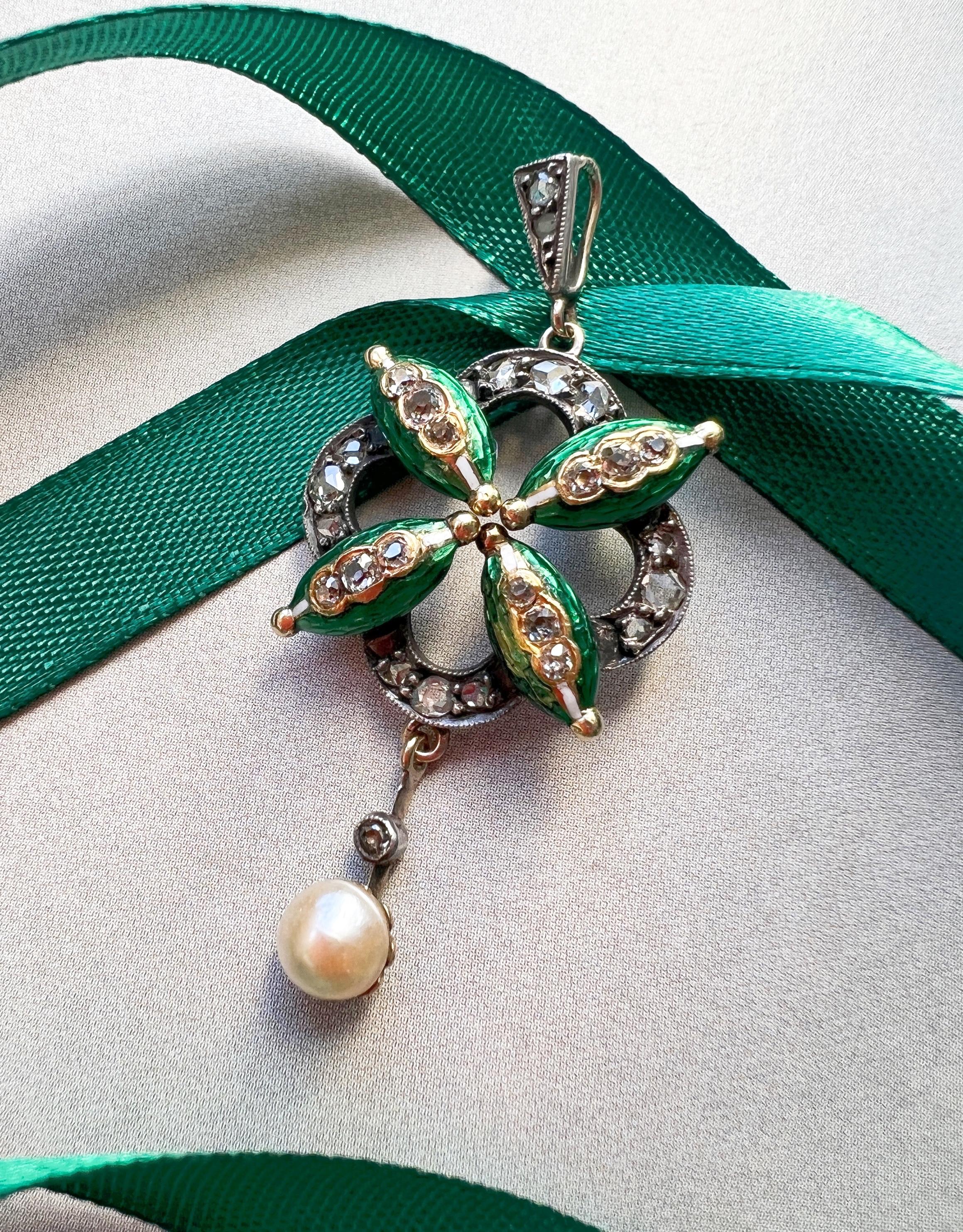 Taille rose Pendentif en or 18k diamant perle émail vert de l'époque victorienne en vente