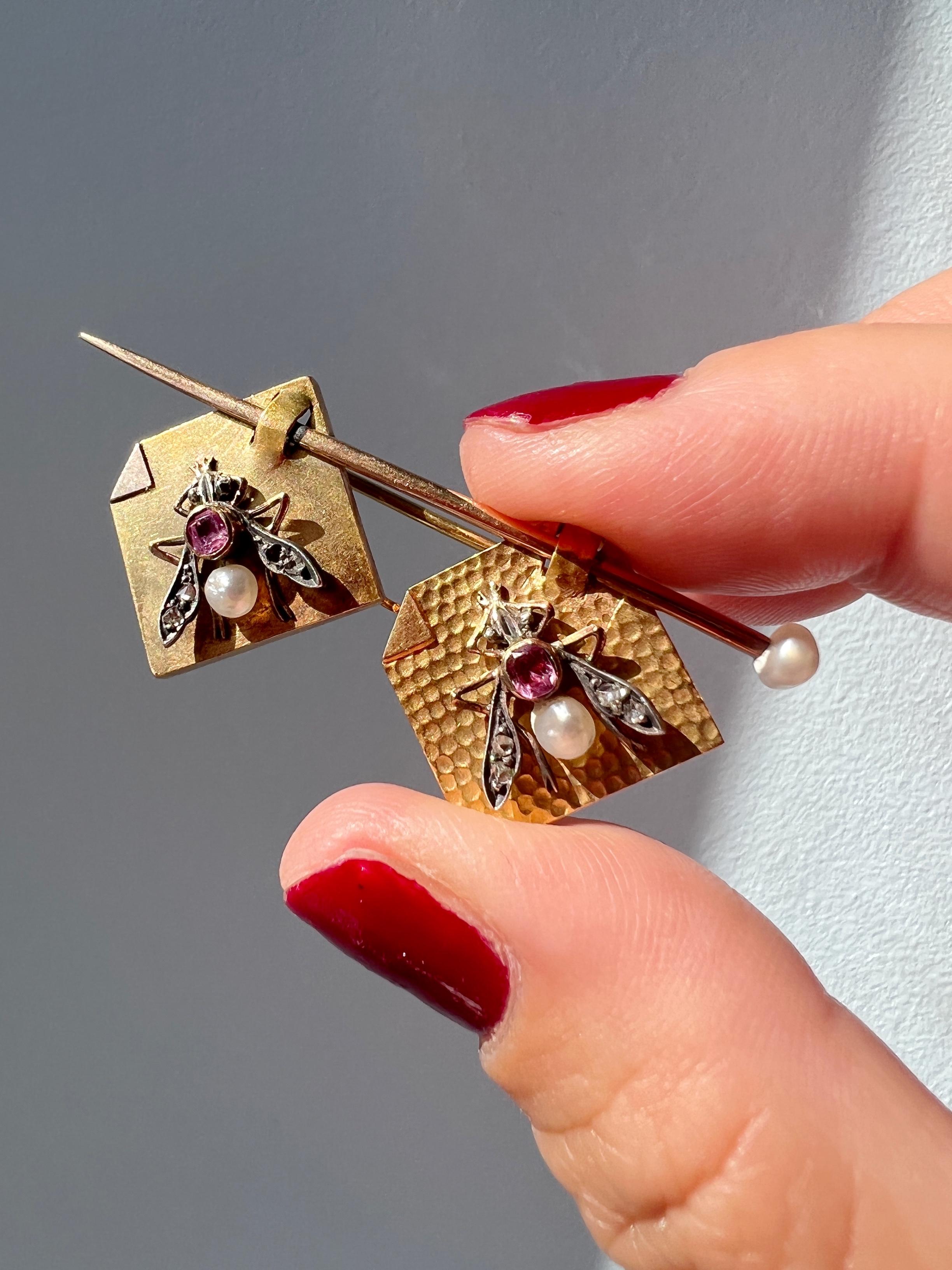 This very rare Victorian era fly brooch brings an exotic and vibrant mix of elements that combine imagination with beautiful and vivid colored gemstones. The brooch is mounted in 18K yellow gold featuring two little flies made of diamonds in rose