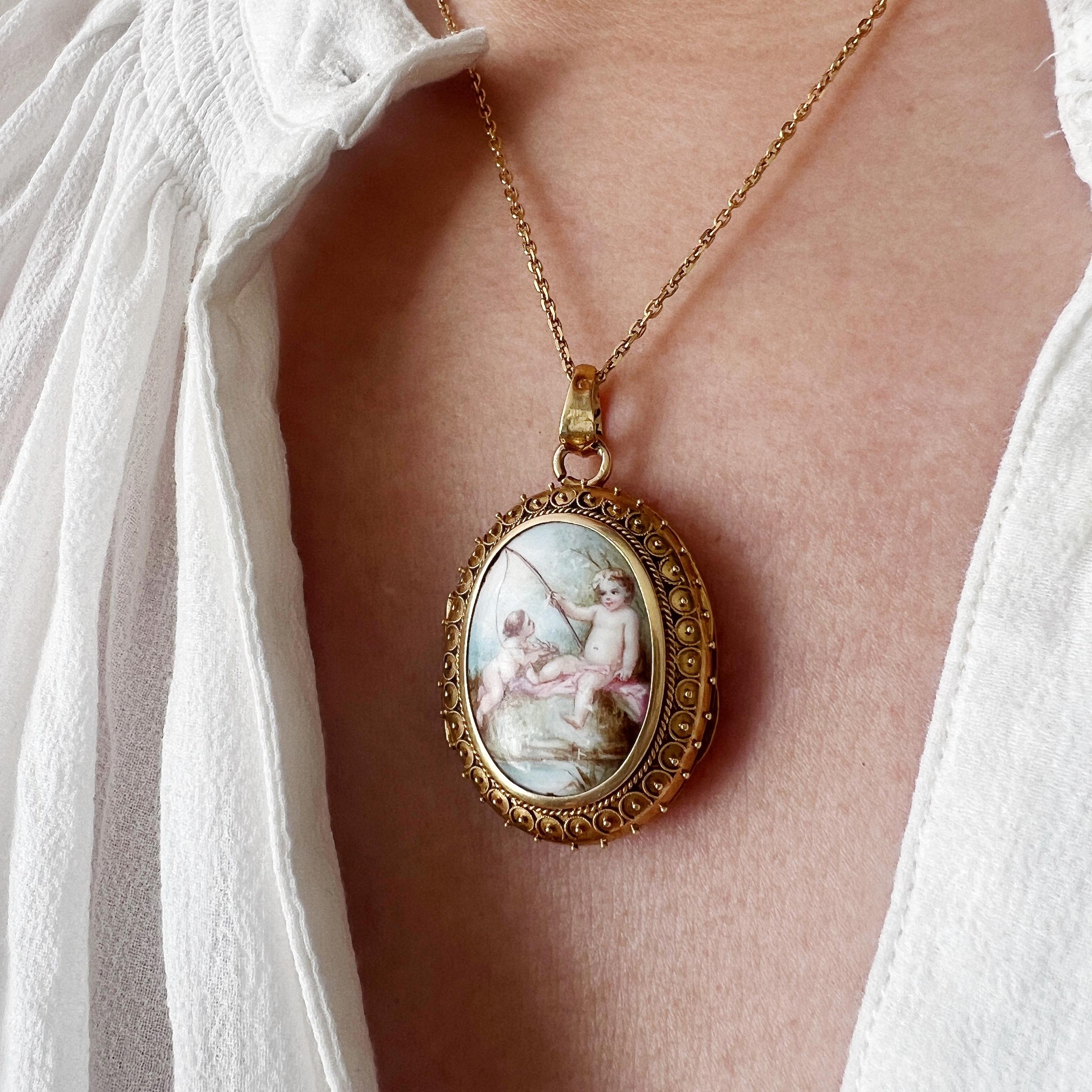 Victorian Era 18k Gold Enamel Cherubs Photo Locket Pendant In Good Condition In Versailles, FR