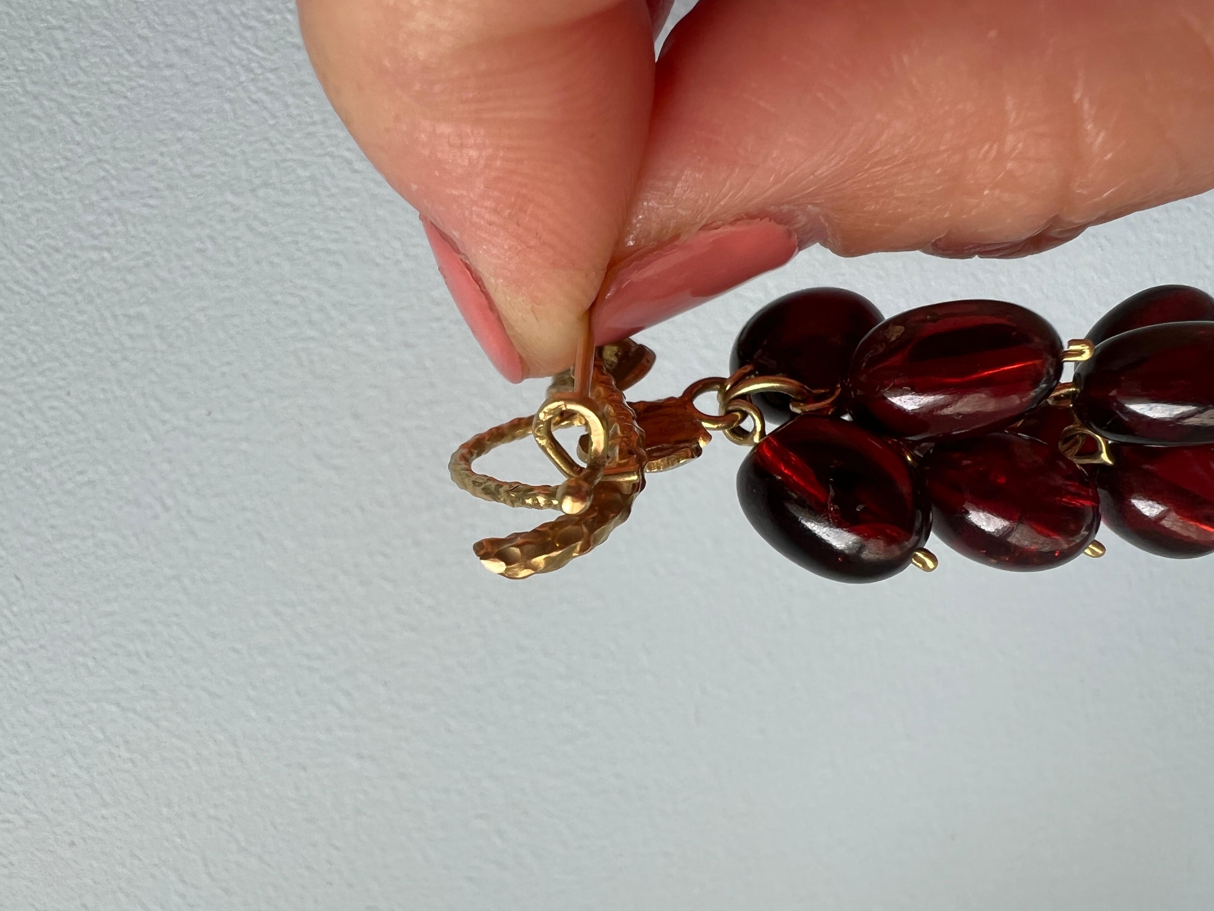 Broche d'époque victorienne en or 18k grenat cabochon raisins 5