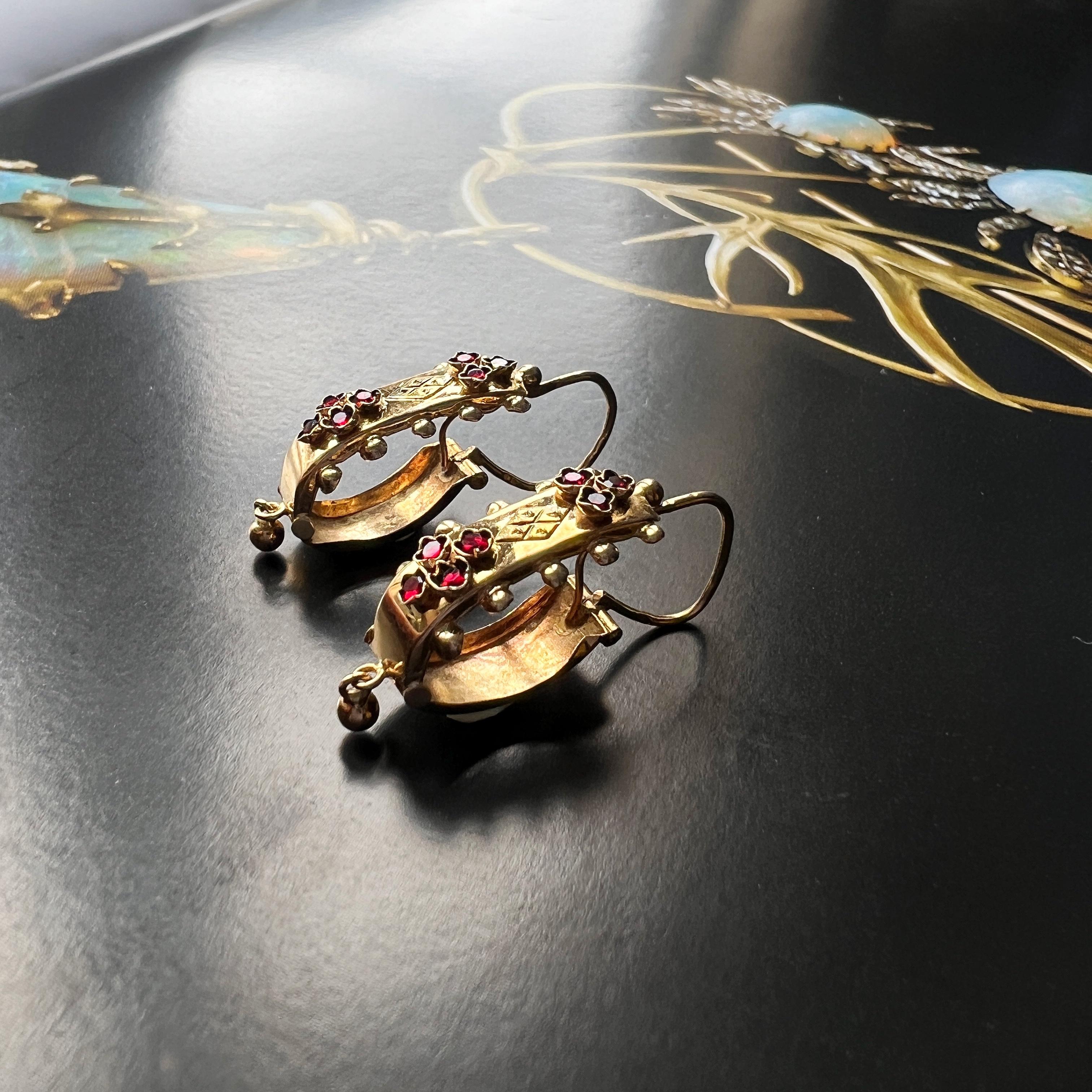For sale a beautiful pair of French made Poissarde (French for fishwife) earrings made in 18K gold. They are hoop earrings with a back-to-front fitting that resembled a fish-hook.

This particular type is also called “Briquets” (French for Fire