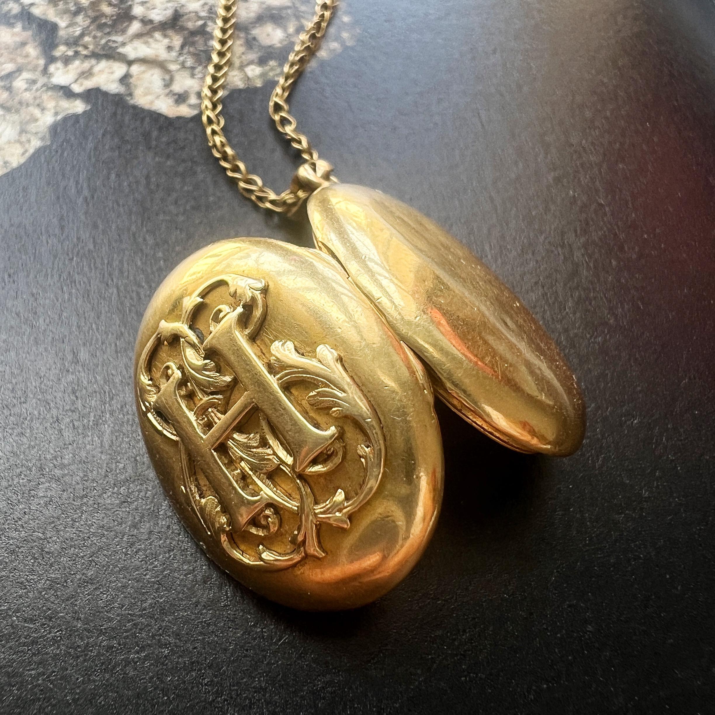 Victorian era 18K gold « H » letter locket pendant For Sale at 1stDibs