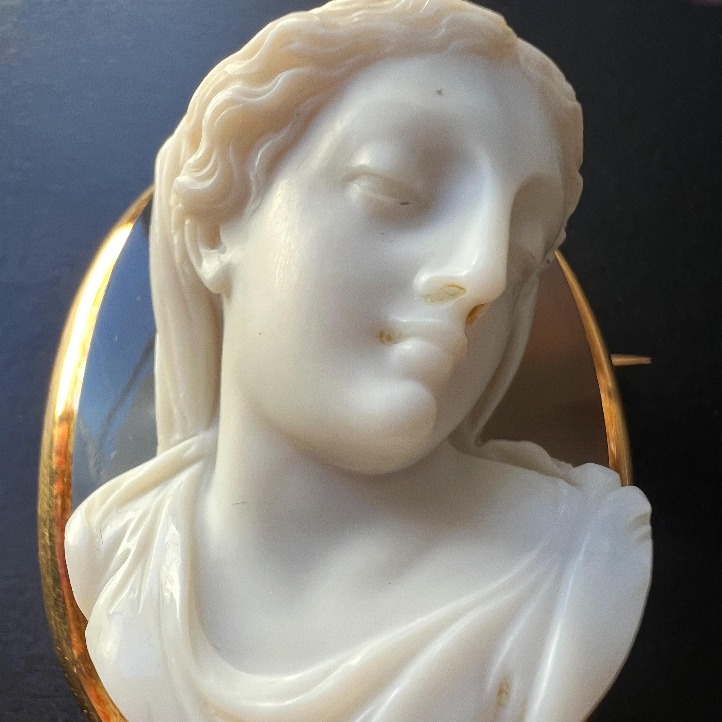Victorian era 18K gold high relief agate cameo brooch In Good Condition In Versailles, FR