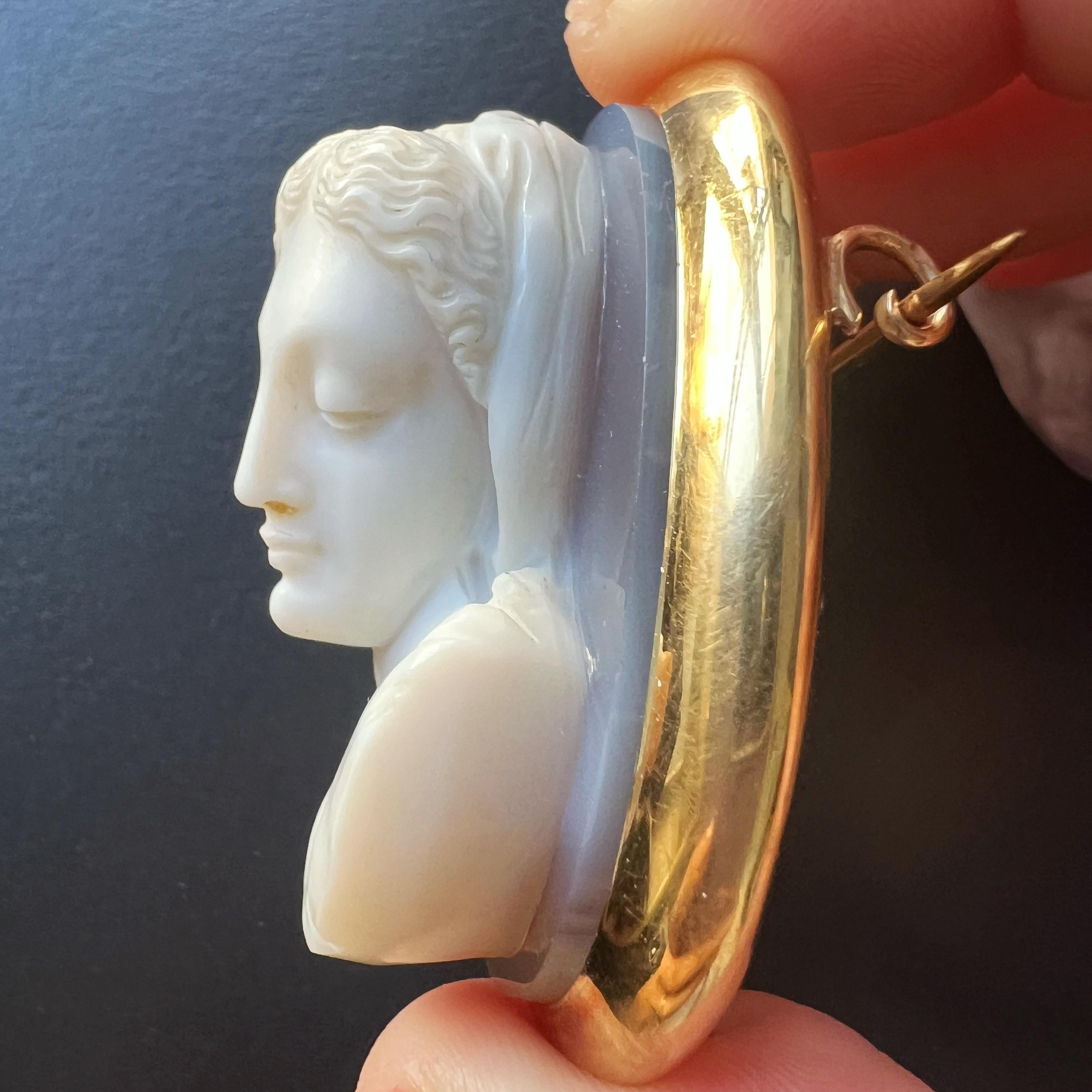 Women's or Men's Victorian era 18K gold high relief agate cameo brooch