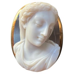 Victorian era 18K gold high relief agate cameo brooch