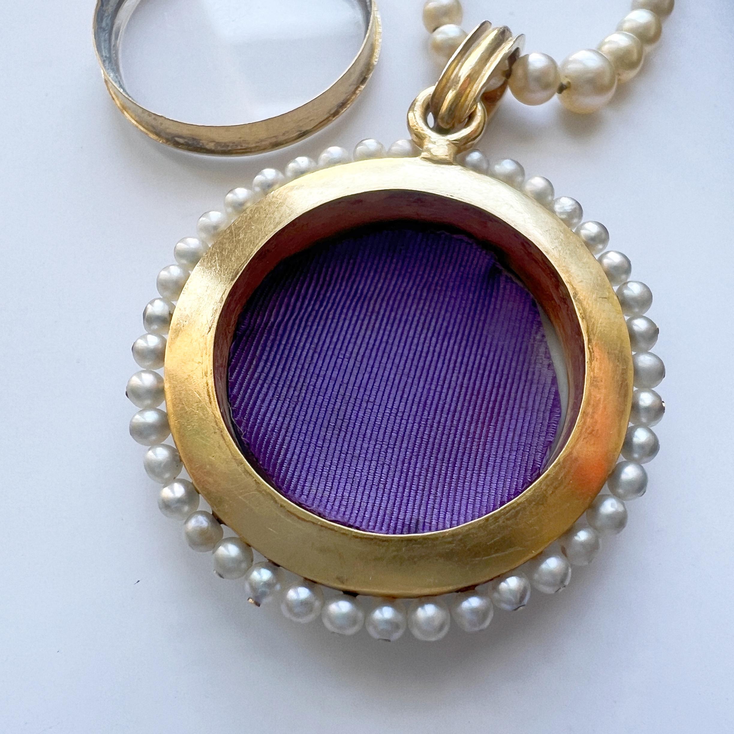 Victorian era 18K gold natural pearl enamel miniature portrait locket pendant In Good Condition In Versailles, FR