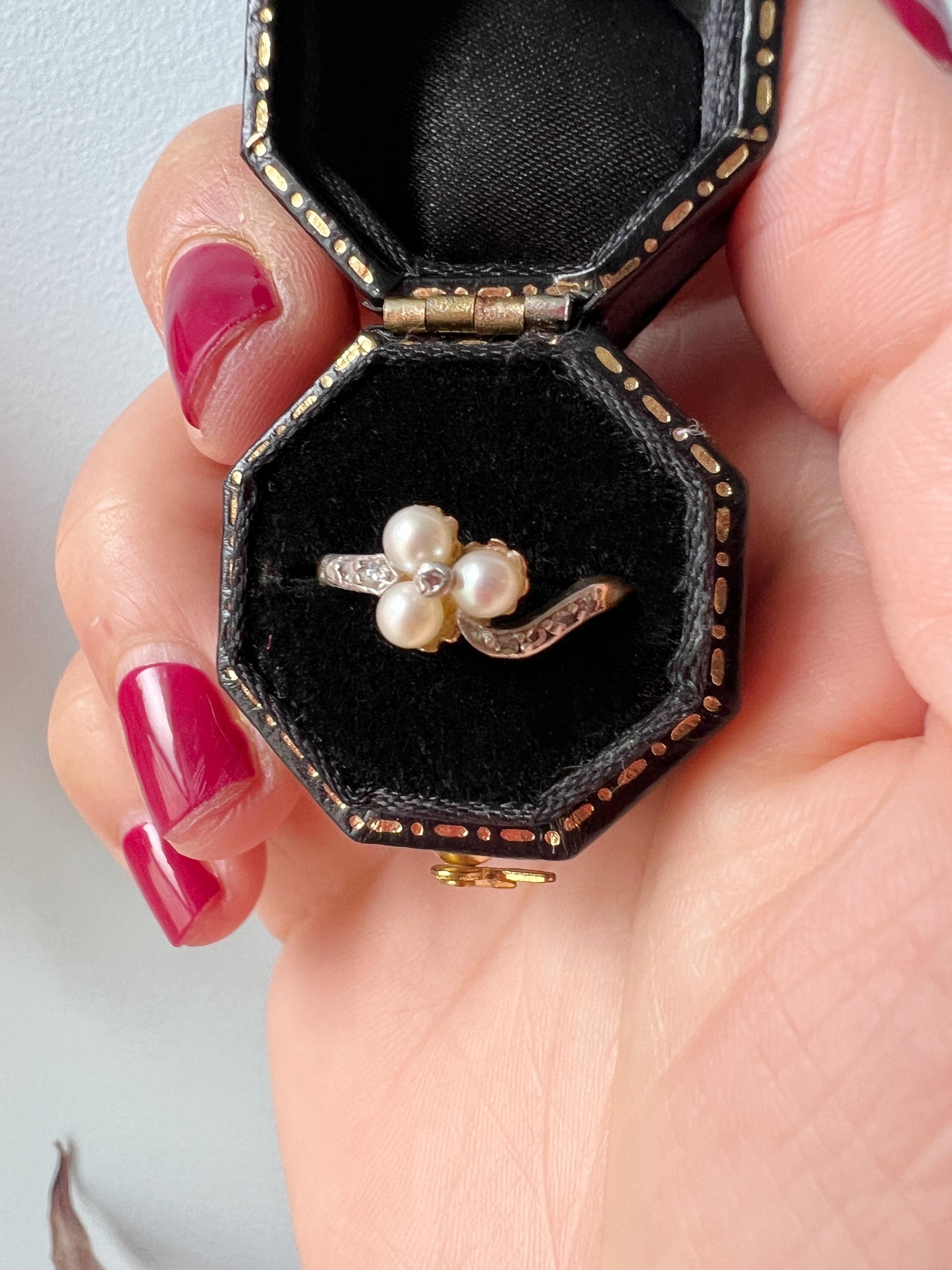 If you are looking for some softness to start the new year gently, this very sweet Victorian era clover ring is made for you.

The ring features a three leaves clover made of natural seed pearls, with a rose cut diamond in the center. The pearls