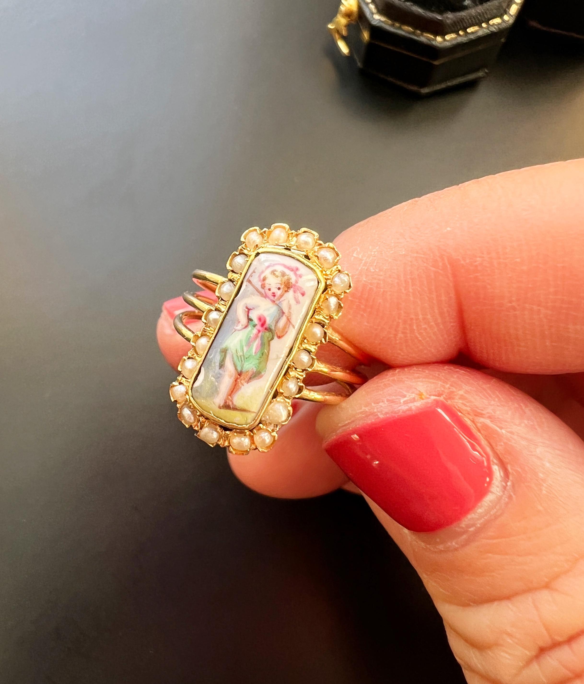 Victorian era 18k Gold Pearl little girl miniature portrait Ring In Good Condition In Versailles, FR