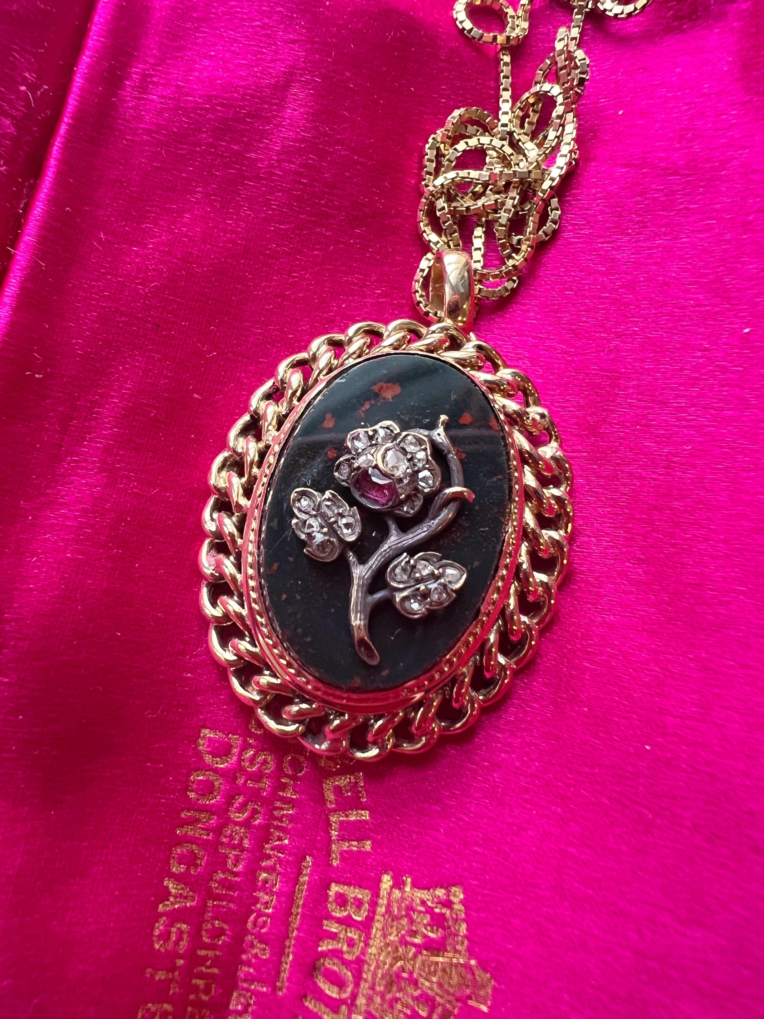 Victorian era 18K gold pendant with diamond ruby flower on bloodstone In Good Condition In Versailles, FR