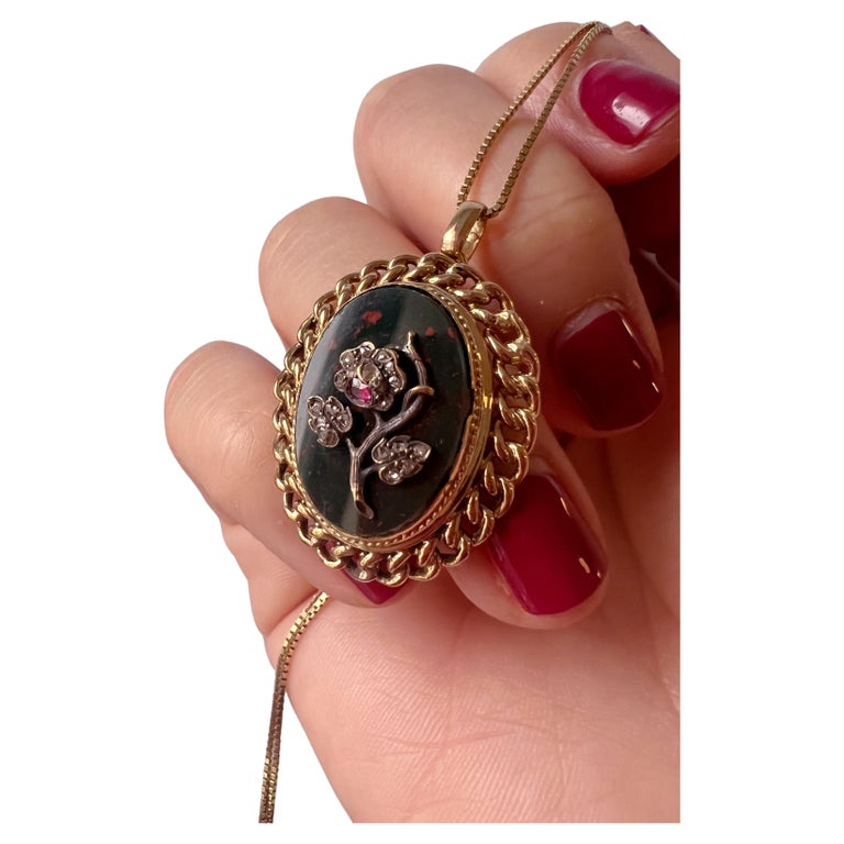 Ciondolo in oro 18 carati di epoca vittoriana con fiore di diamante e  rubino su pietra sanguigna in vendita su 1stDibs