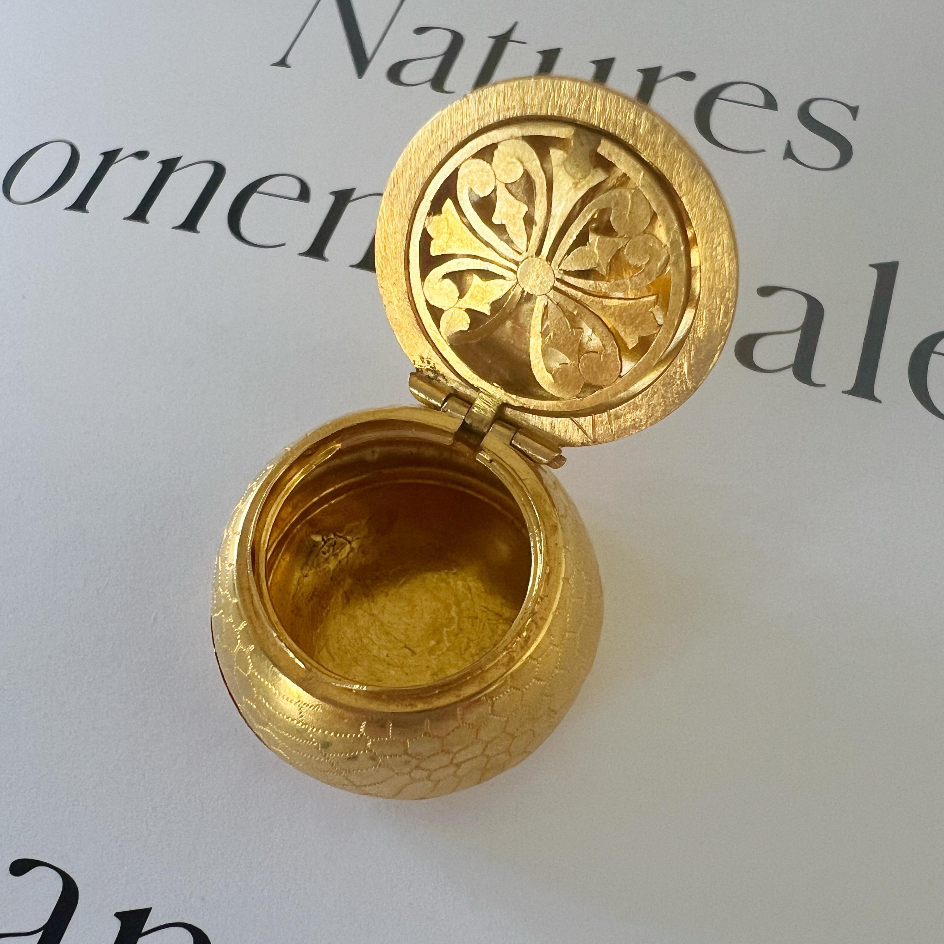 Boîte à parfum en or 18K d'époque victorienne Pendentif Vinaigrette, pendentif médaillon en vente 5