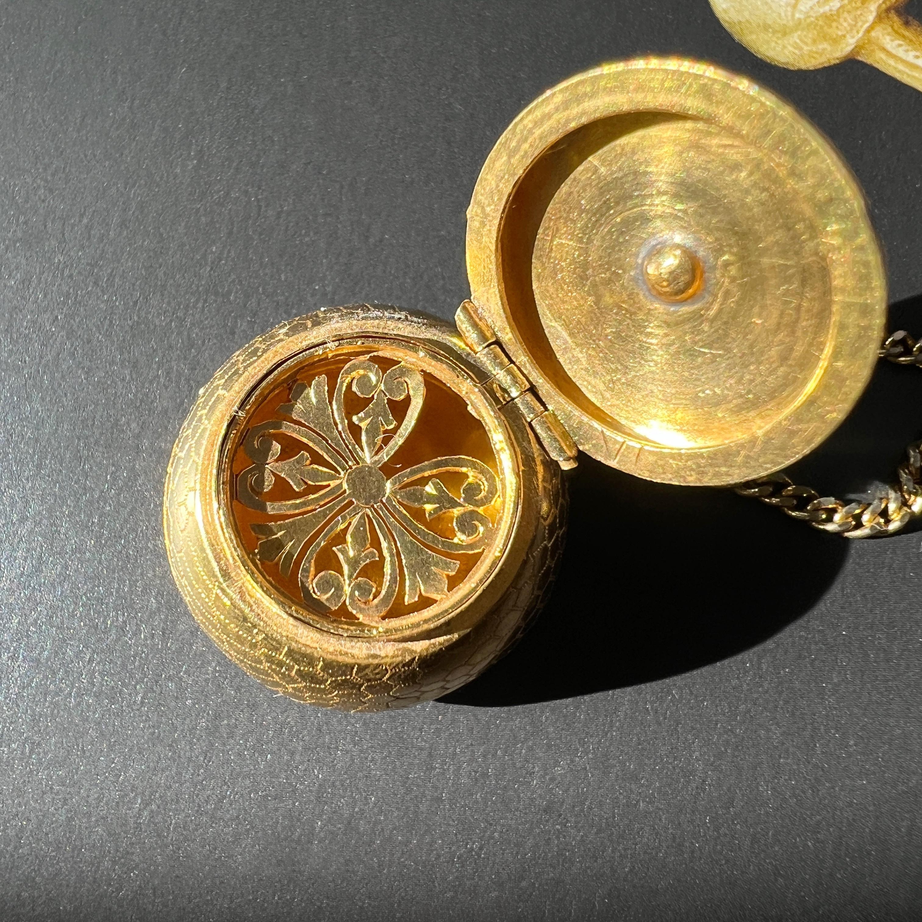 Victorien Boîte à parfum en or 18K d'époque victorienne Pendentif Vinaigrette, pendentif médaillon en vente