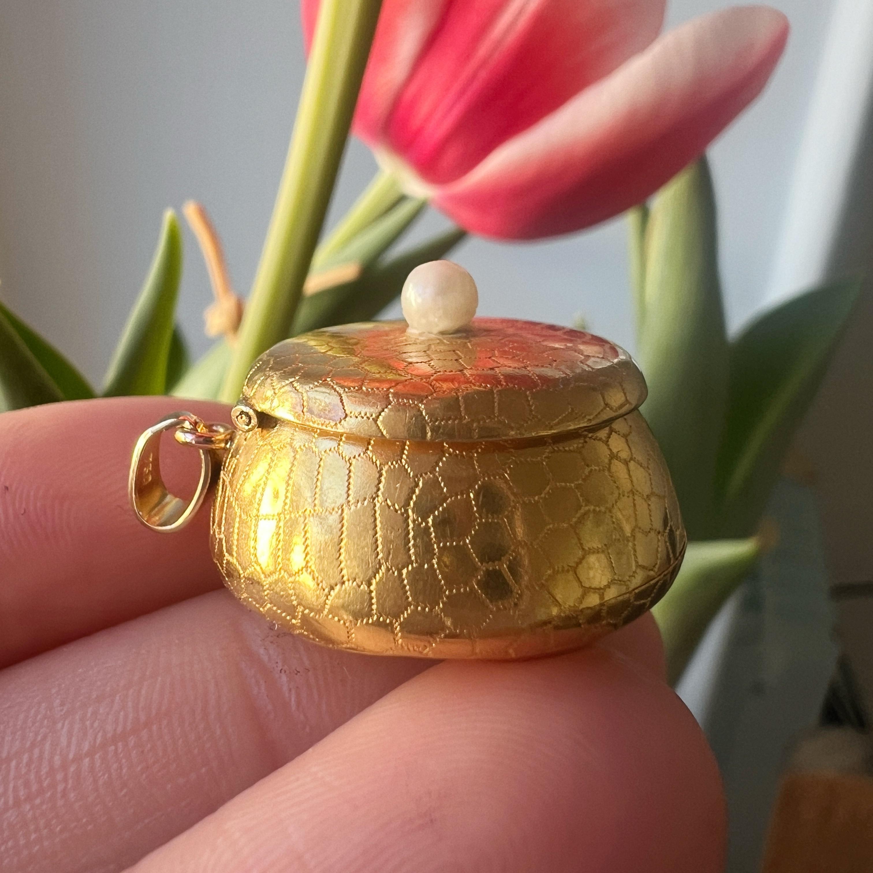 Women's or Men's Victorian era 18K gold perfume box “Vinaigrette” pendant, locket pendant For Sale