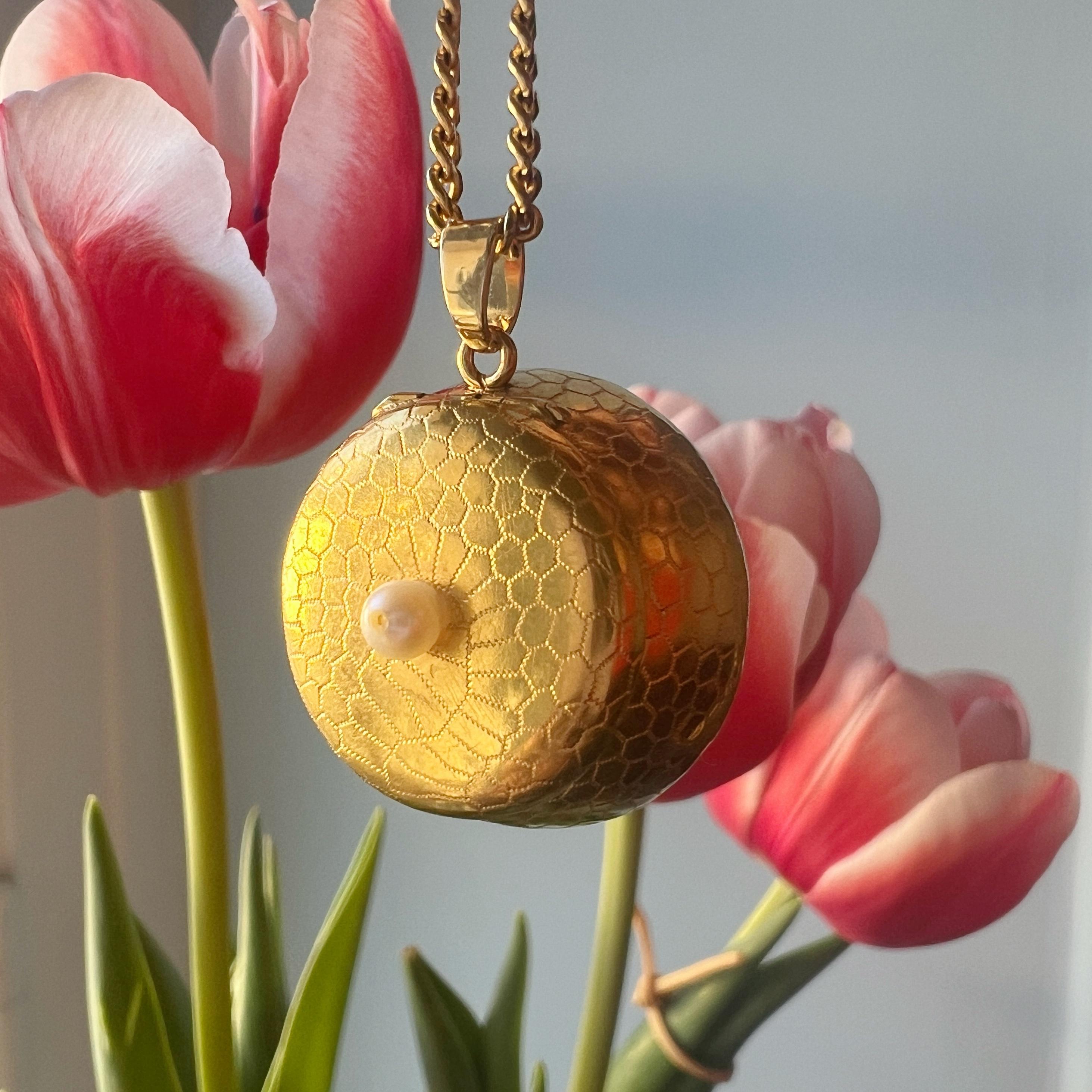 Victorian era 18K gold perfume box “Vinaigrette” pendant, locket pendant 1