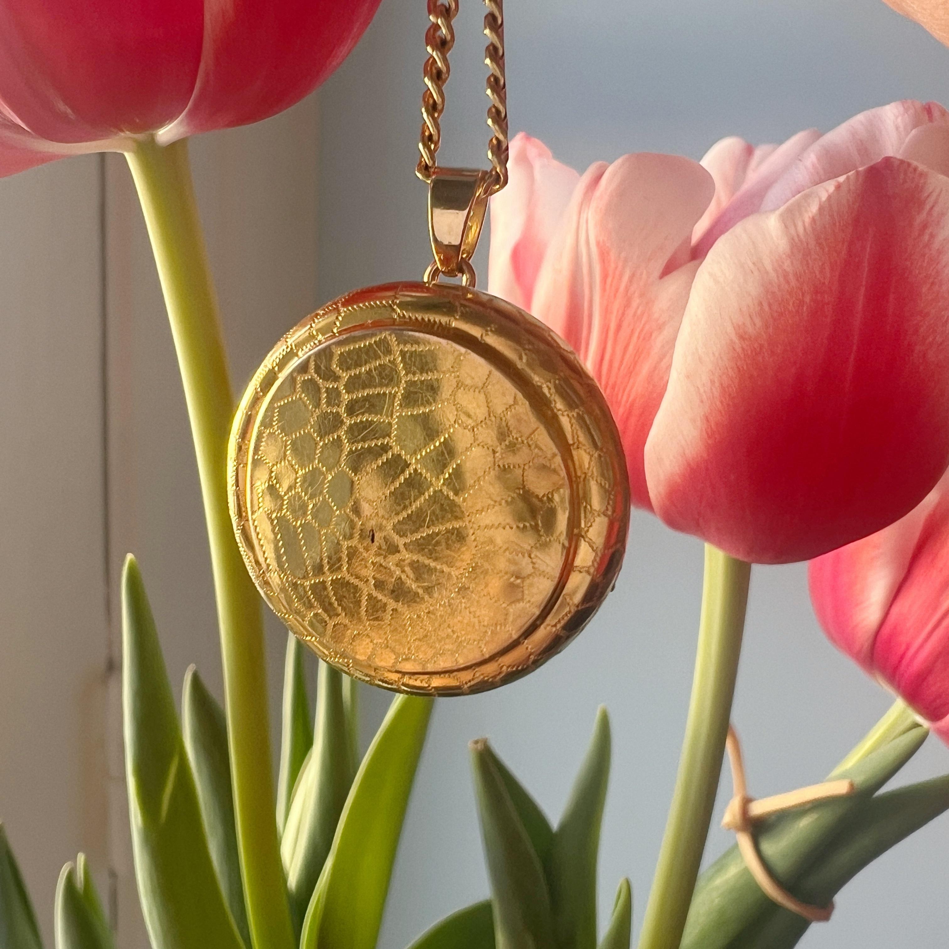 Victorian era 18K gold perfume box “Vinaigrette” pendant, locket pendant For Sale 3