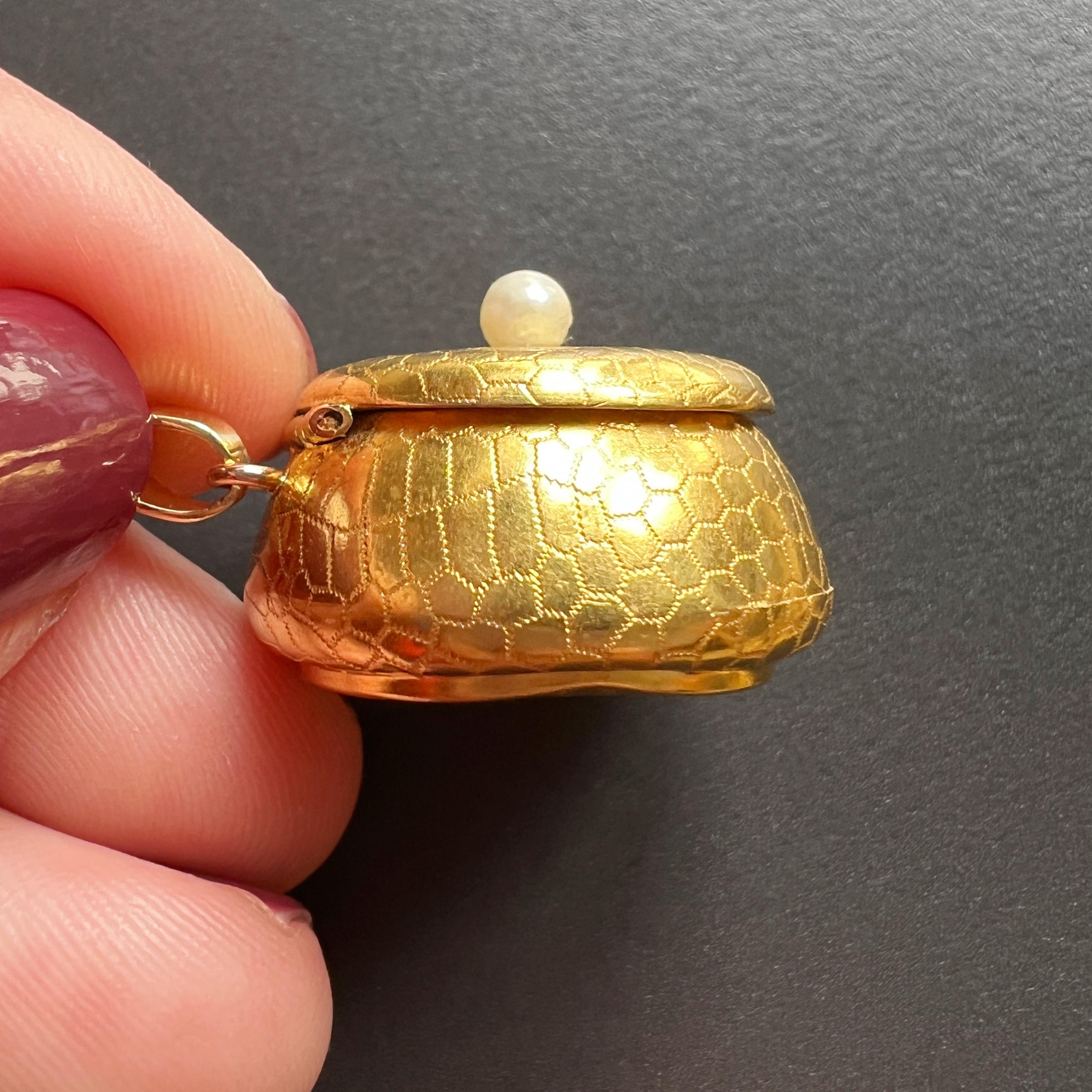 Boîte à parfum en or 18K d'époque victorienne Pendentif Vinaigrette, pendentif médaillon en vente 4