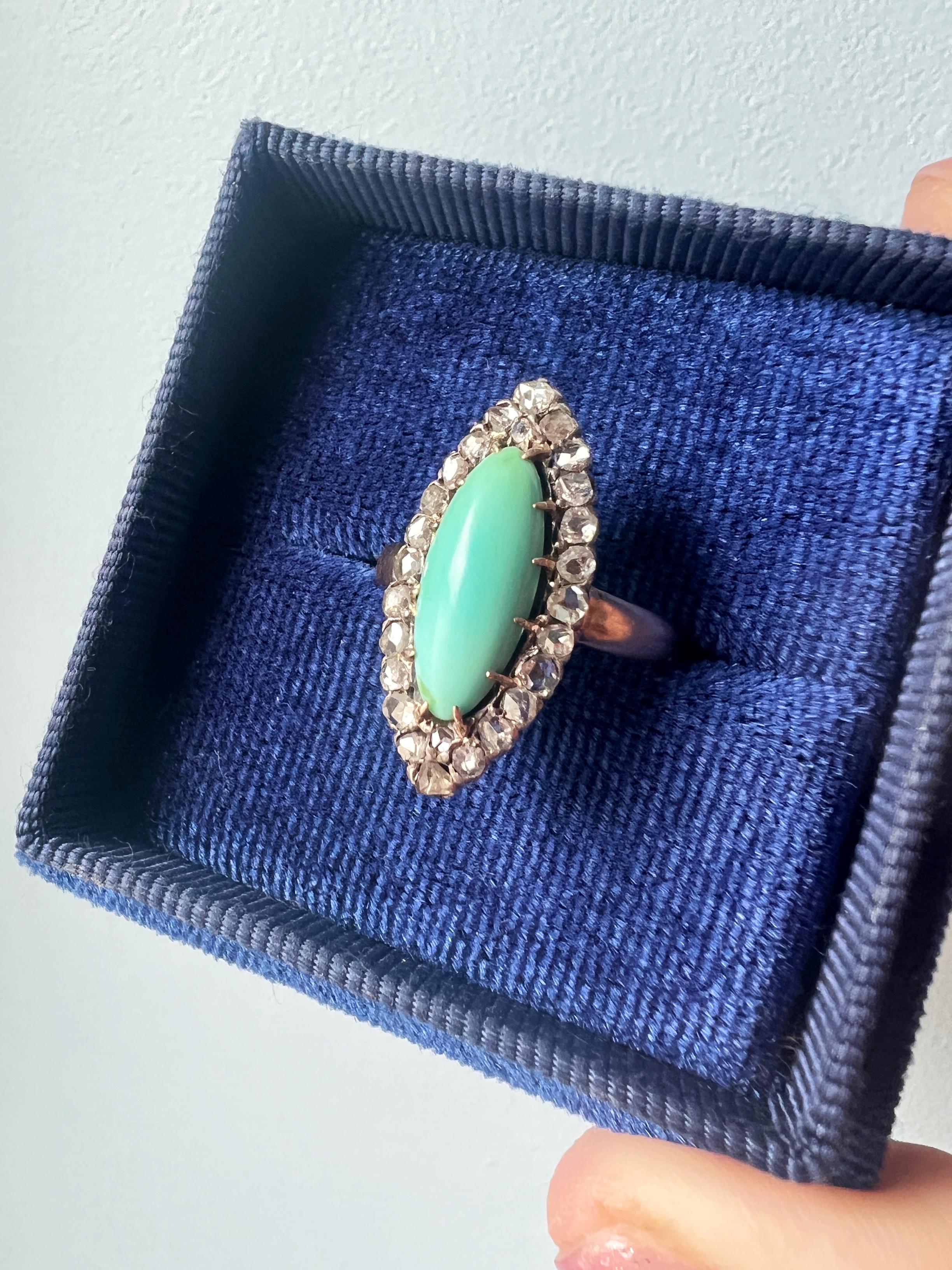 For sale a 19th century, Victorian era 18K gold marquise ring featuring a beautiful turquoise with a circle of rose cut diamonds around.

The central turquoise cabochon shows a beautiful waxy greenish blue color and it measures 15mm in length and