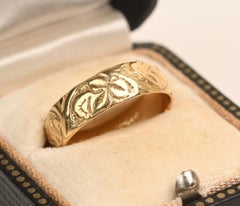 Victorian Era 18K Yellow Gold Band Ring. Engraved Wedding Ring 5.50mm Sz 6.75