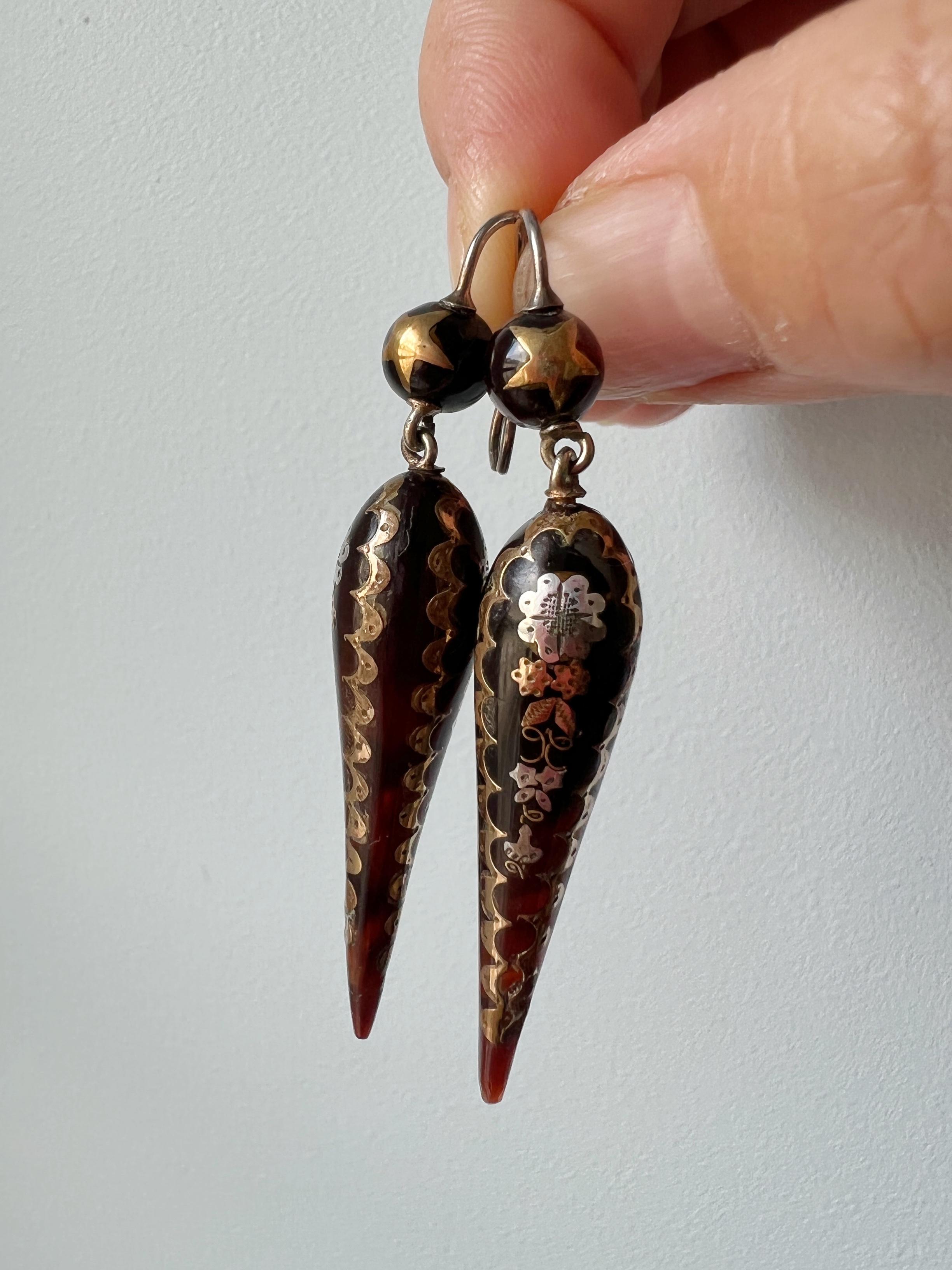 Victorian Era Antique Shell Gold Floral Inlay Earrings In Good Condition For Sale In Versailles, FR