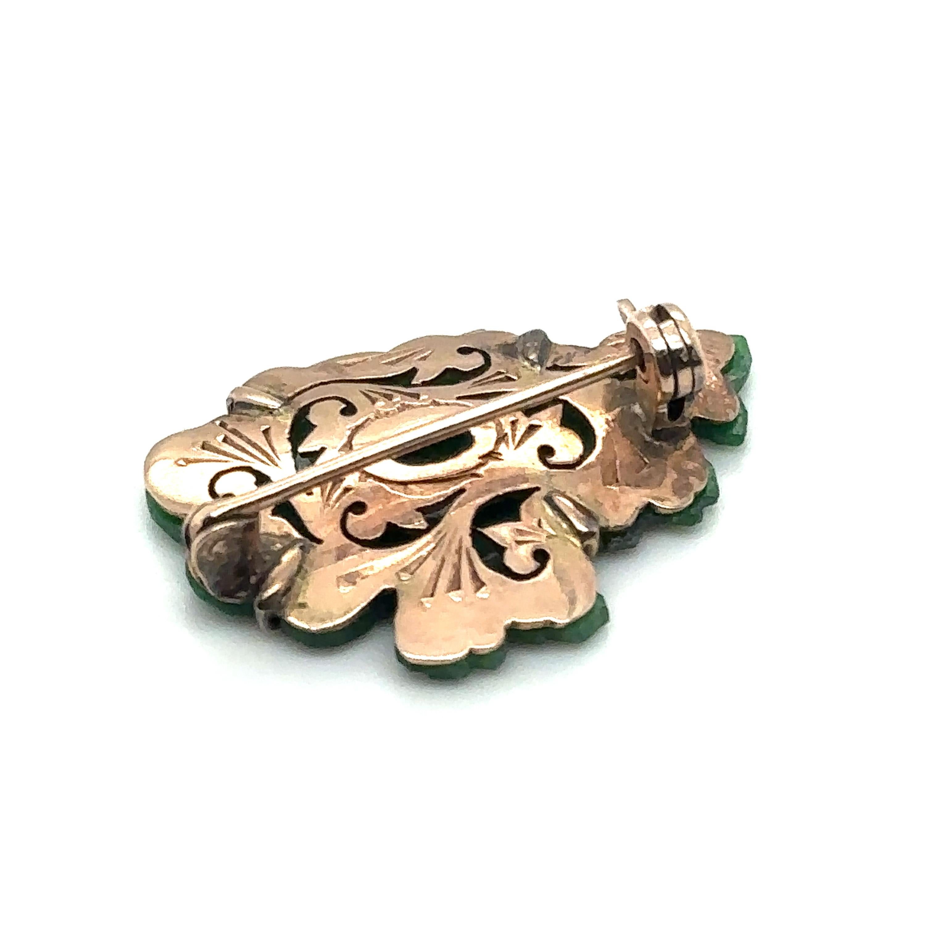 Victorian Era Asian Carved Green Jade Brooch in 14 Karat Gold For Sale 1