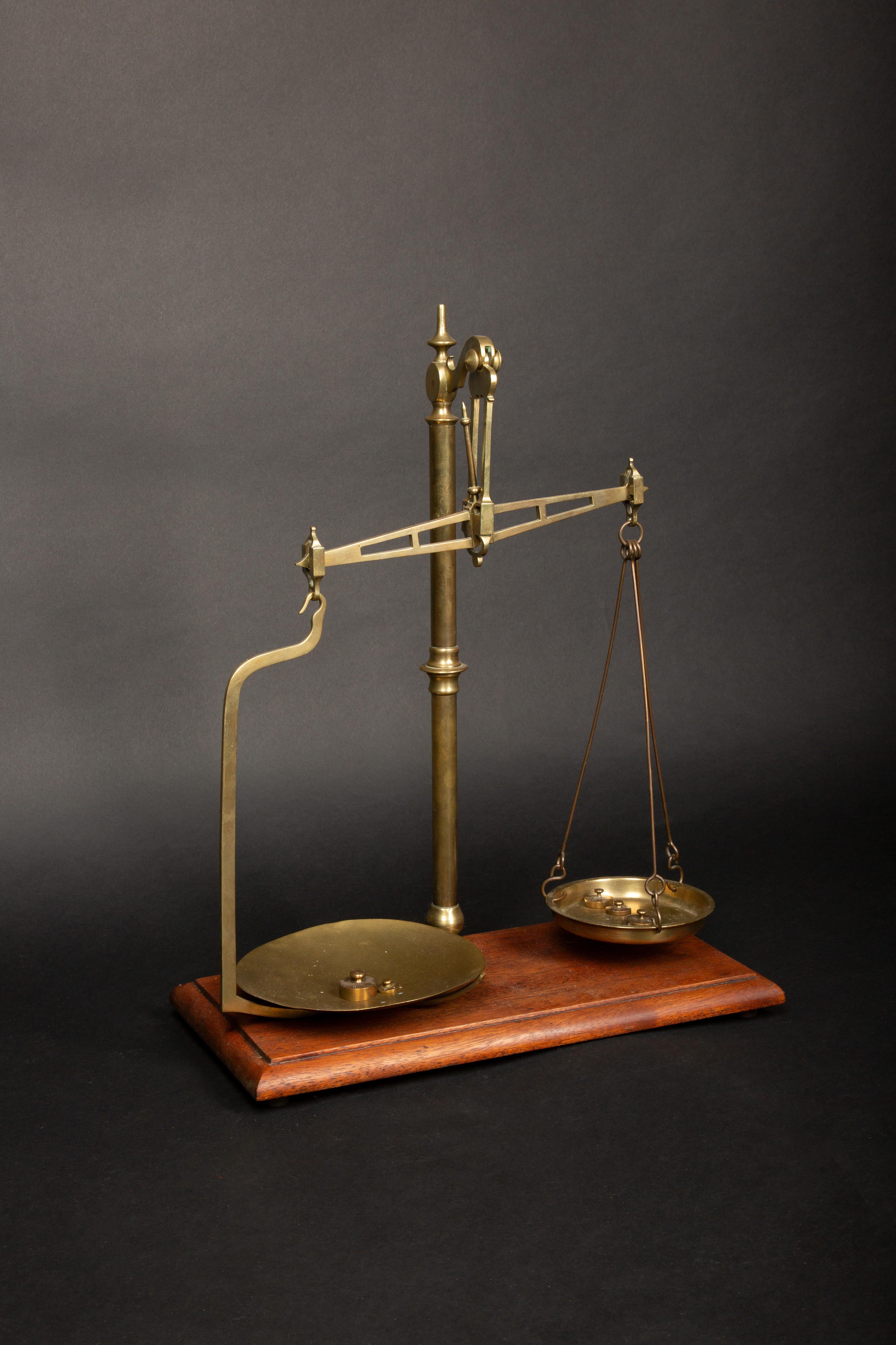 Victorian Era Brass Balance Scale on Wooden Base - Late 19th C English Antique In Good Condition In New York, NY
