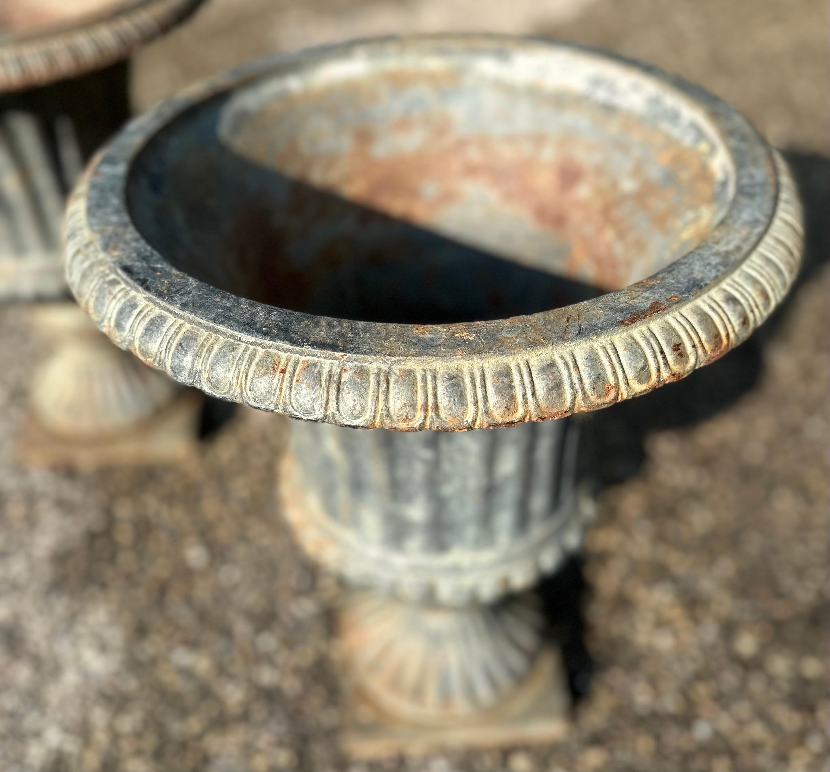 Victorian era cast iron garden urns In Good Condition For Sale In Philadelphia, PA