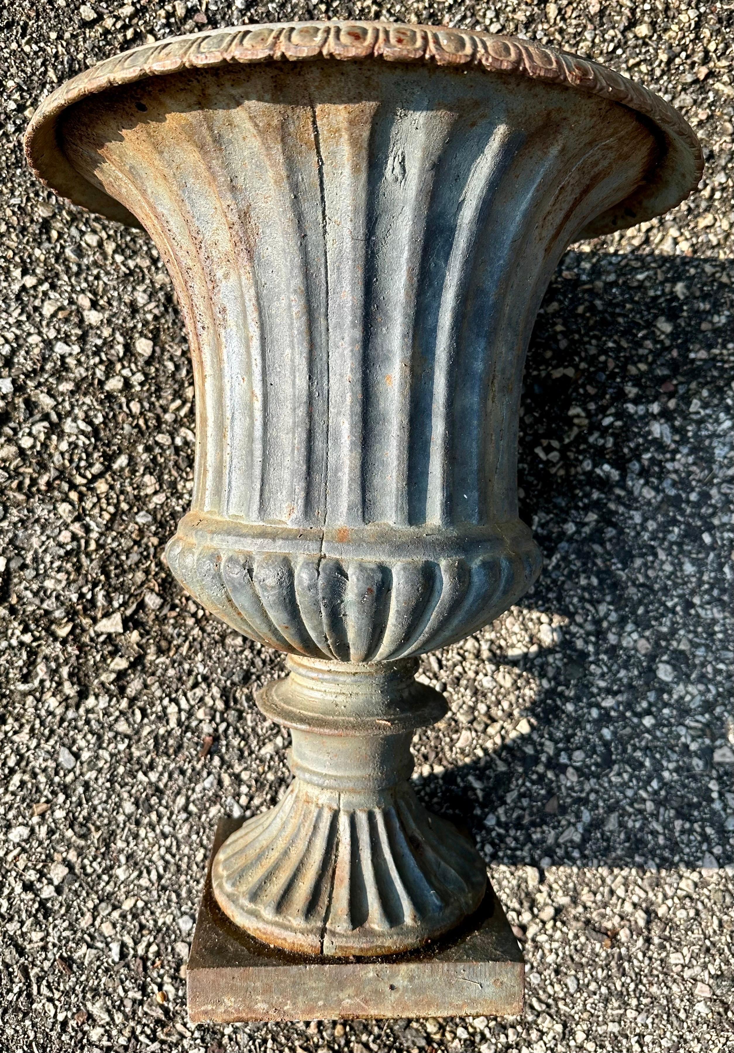 Early 20th Century Victorian era cast iron garden urns For Sale