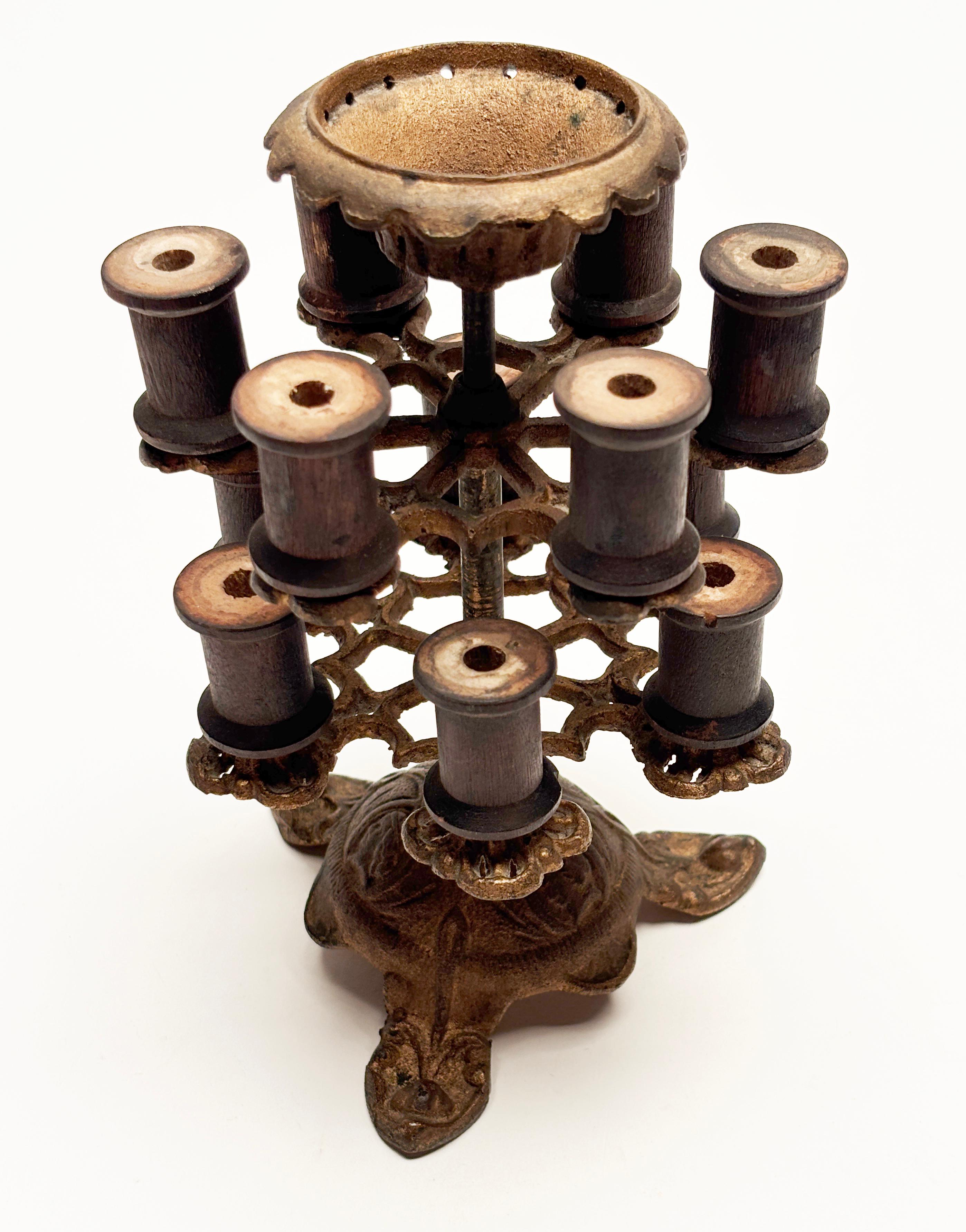 Victorian Era Cast Metal Brass Thread Tree with 12 Spool Holders im Zustand „Gut“ im Angebot in Louisville, KY