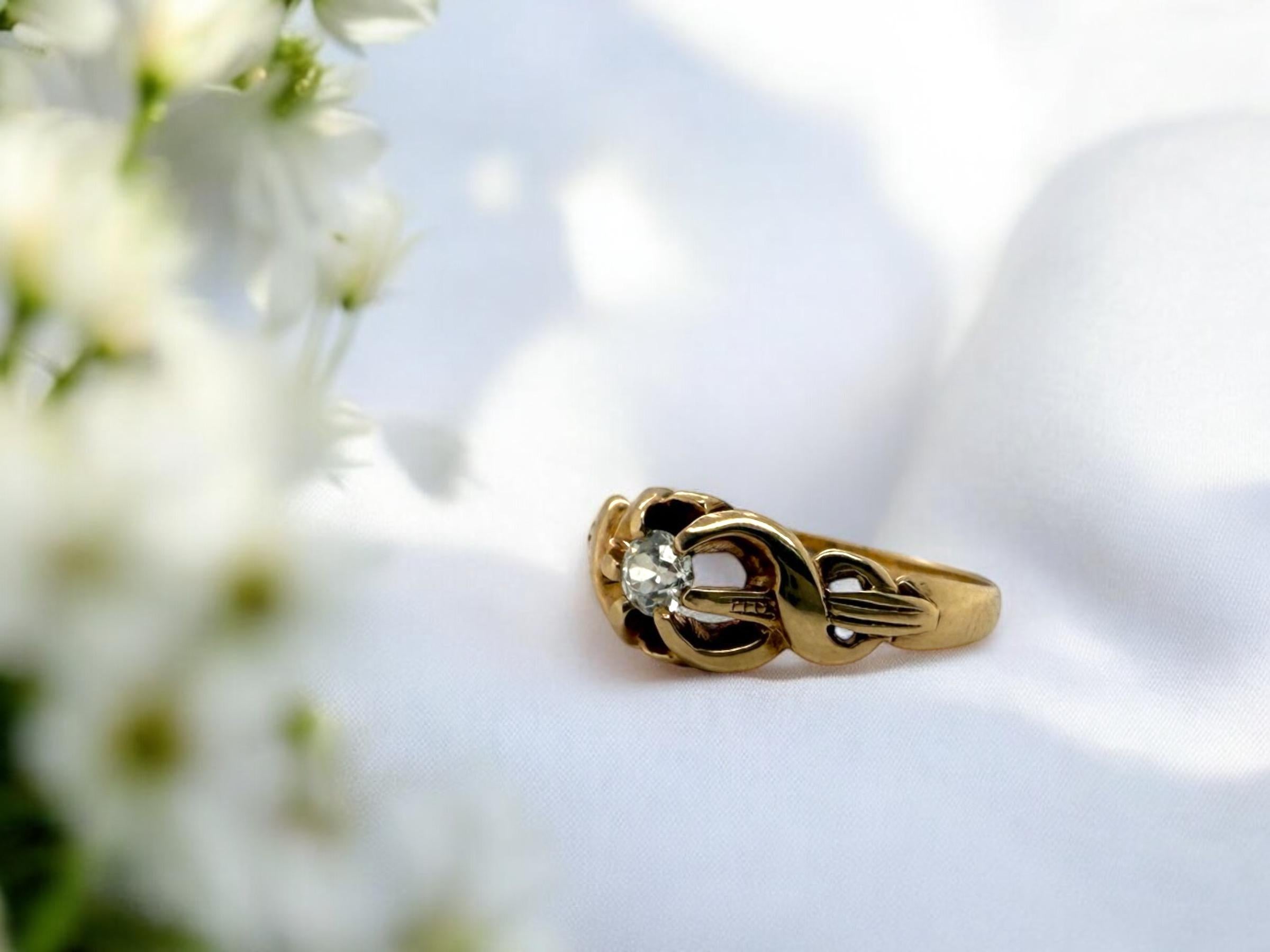 Amiamo questo bellissimo e delicato anello con diamante vintage!!!

Dettagli dell'anello
Materiale: Oro giallo 14K
Epoca: Vittoriano 1840 - 1900
Larghezza della testa: 7,4 mm
Altezza della testa: 2,8 mm
Larghezza del gambo: rastremata fino a 1,6