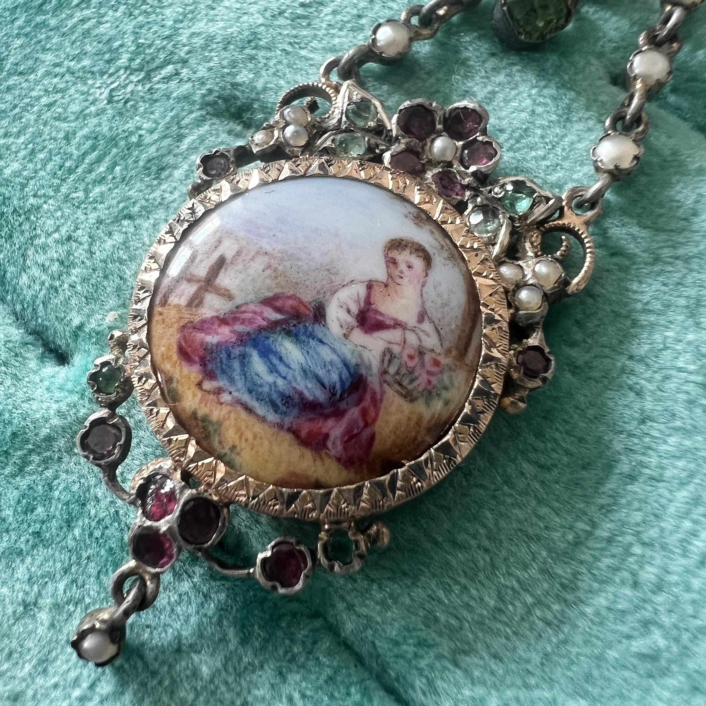 Victorian era enamel miniature portrait pendant with emeralds and garnets In Good Condition For Sale In Versailles, FR