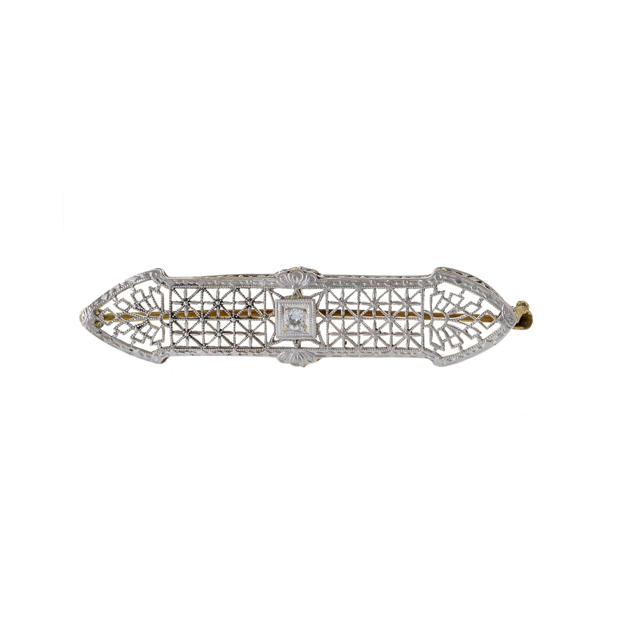 Prova la squisita maestria di questa spilla, che fonde meticolosamente platino e oro giallo 14kt. Adornato da un intricato design in filigrana e da un abbagliante taglio europeo da .07ct, esemplifica l'eleganza dell'epoca vittoriana. 4,01 grammi 