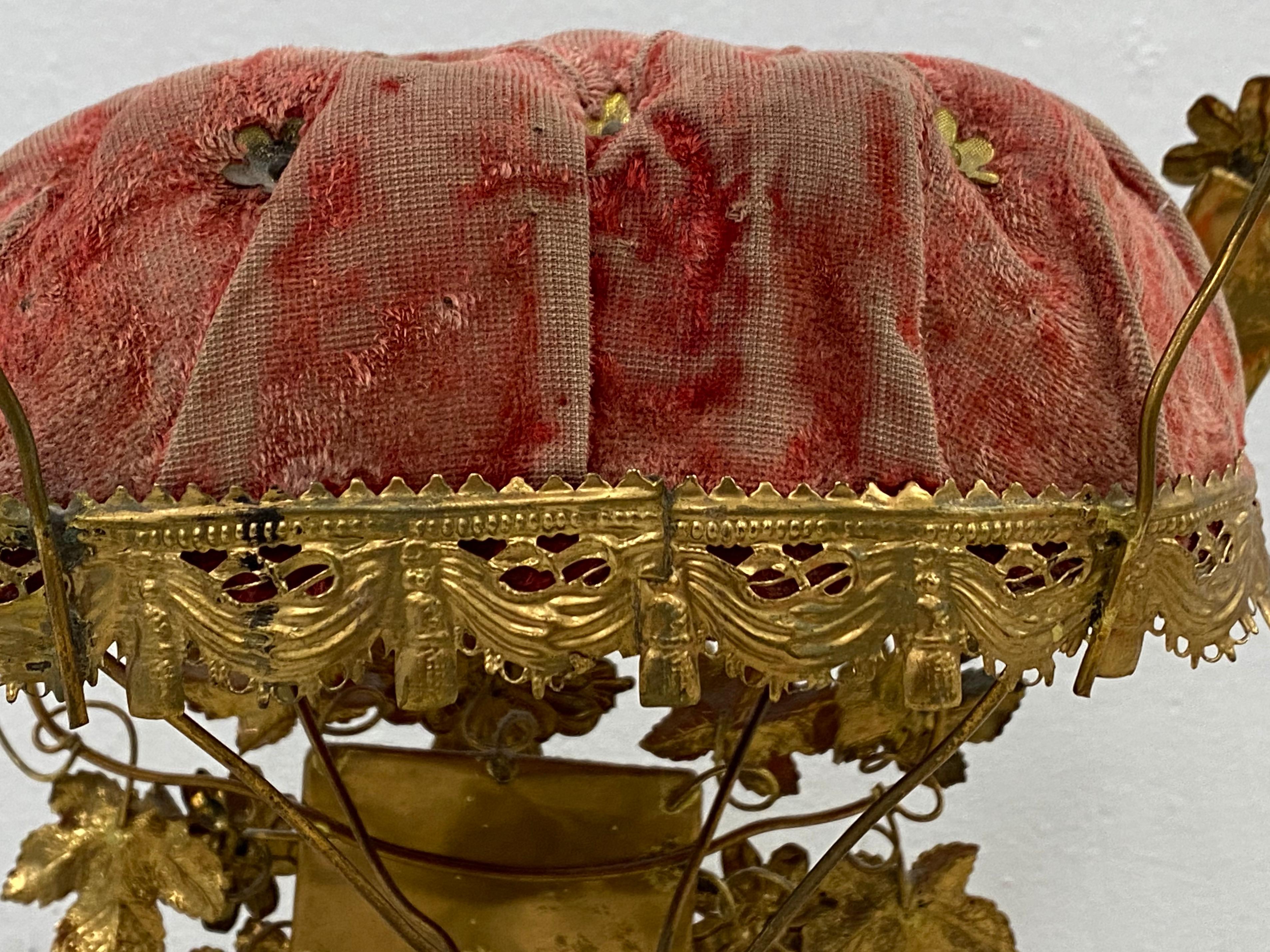 Vergoldetes Metall-Hochzeitsnadelkissen aus der viktorianischen Ära, um 1900 im Angebot 3