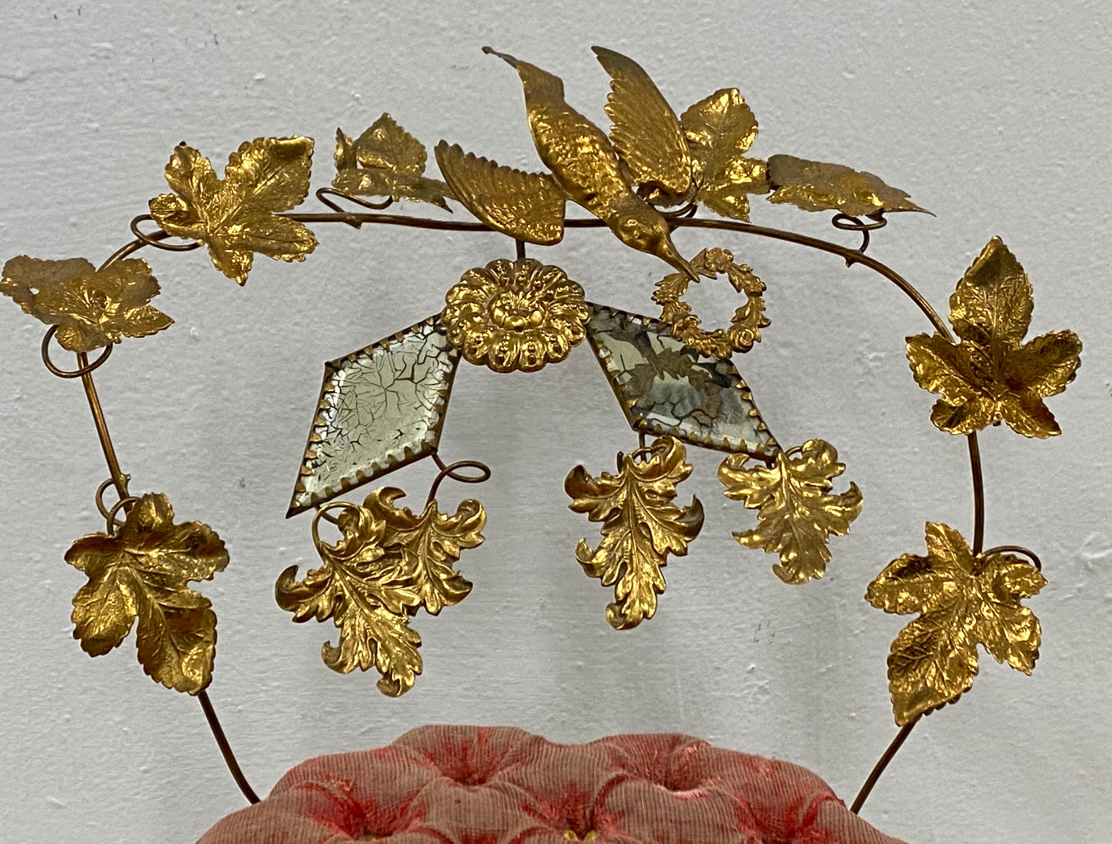 Vergoldetes Metall-Hochzeitskissen aus der viktorianischen Zeit, um 1900

Handgefertigtes Stuhlkissen aus gedrehtem und vergoldetem Blech

Hochzeitskissen waren in der viktorianischen Zeit sehr beliebt. Ein beliebtes Hochzeitsgeschenk für das
