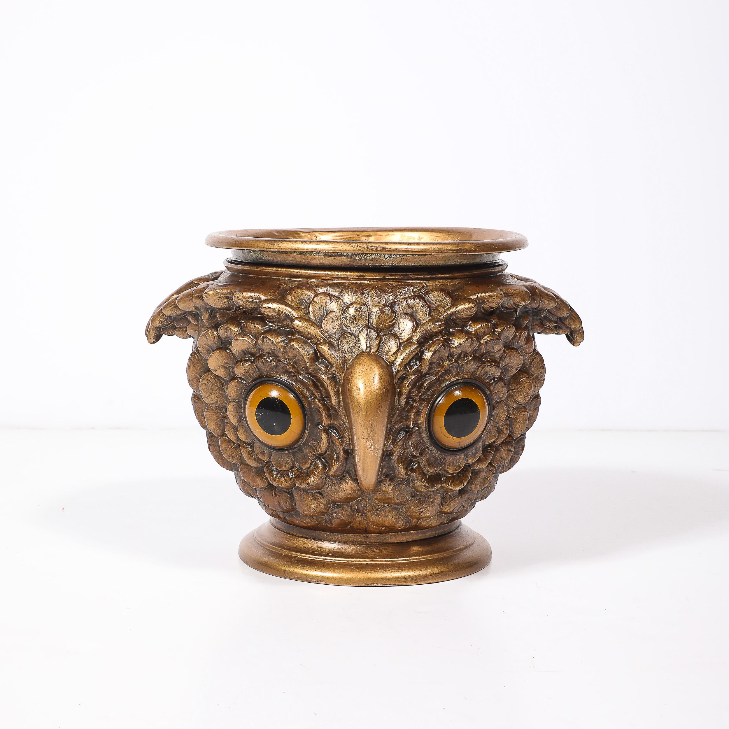 Questo bronzo dorato di epoca vittoriana  Il gufo jardiniere in vetro e vetro, realizzato in America intorno al 1880, è una straordinaria fusione di forma e funzione, in quanto funge sia da oggetto decorativo che da fioriera. Progettato con una