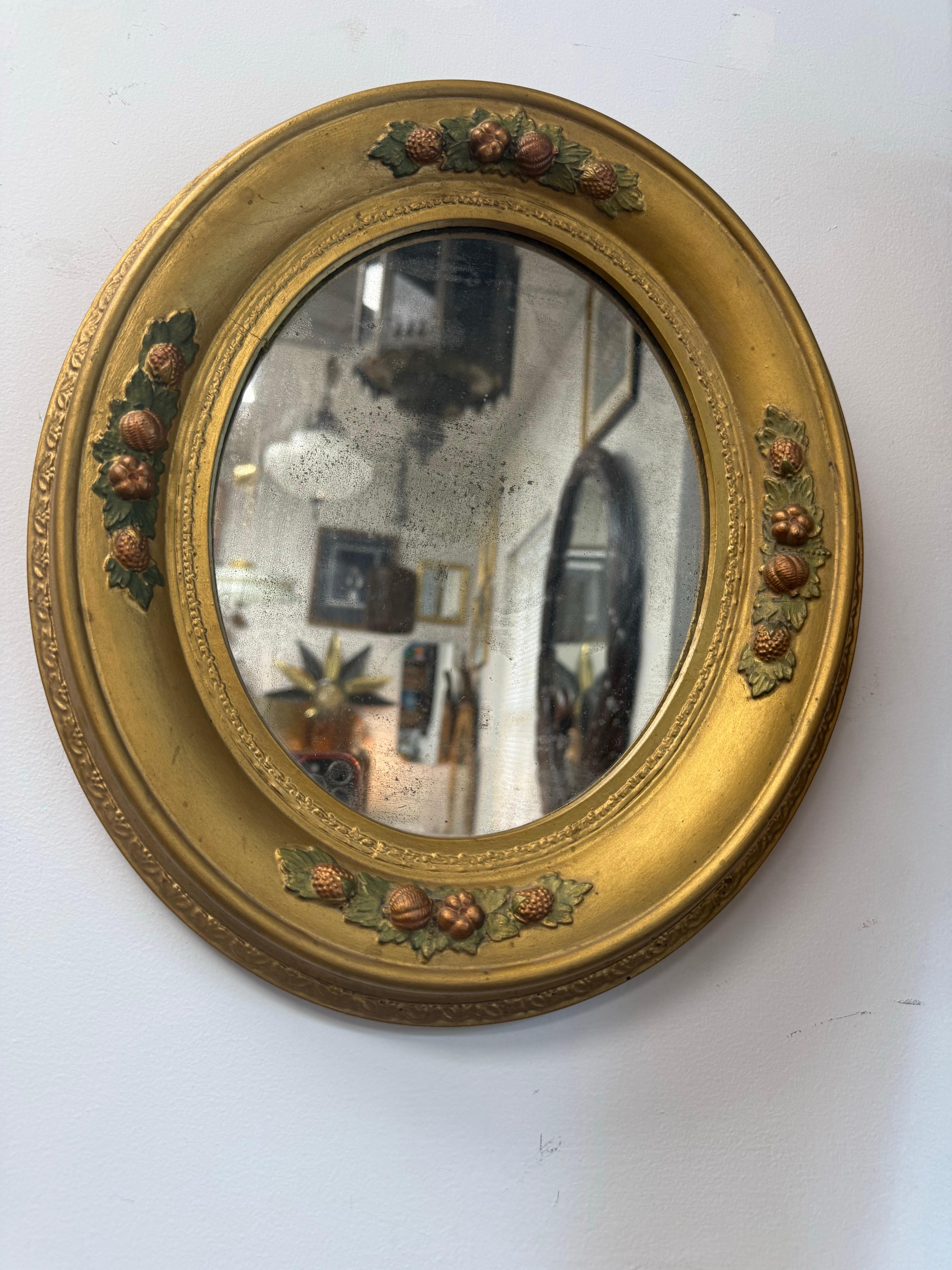 Ovaler Spiegel aus dem viktorianischen Zeitalter mit vergoldetem Holzrahmen und polychromen Blumendetails (Spätviktorianisch) im Angebot
