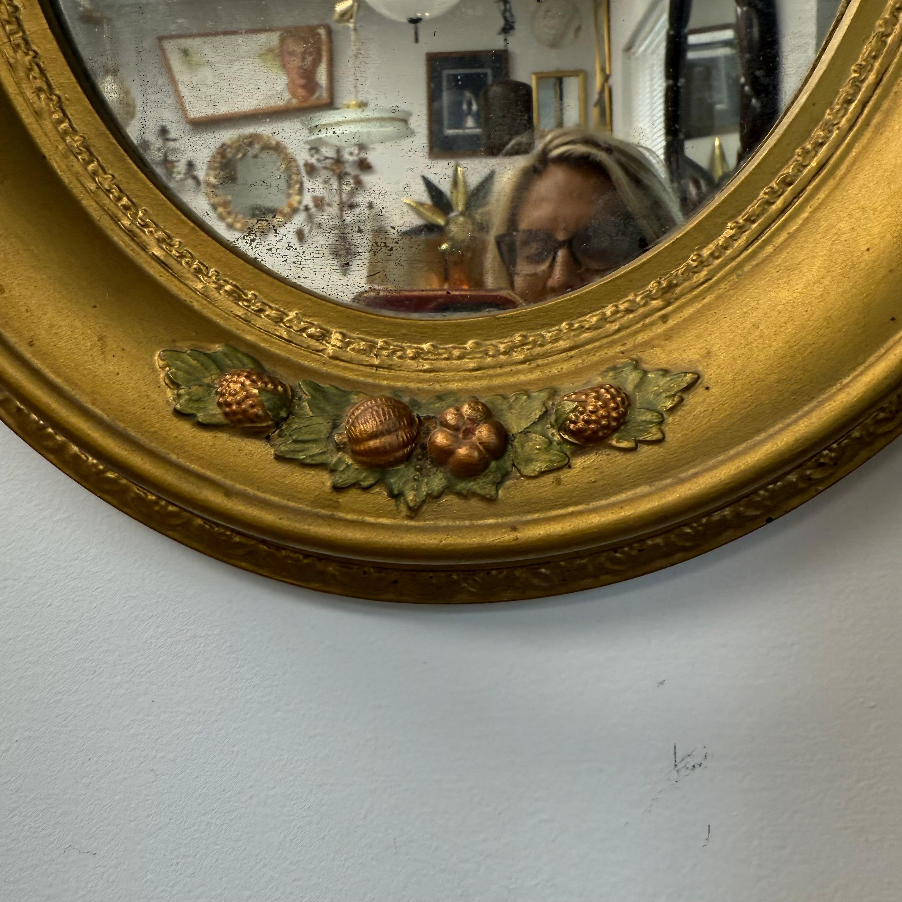Ovaler Spiegel aus dem viktorianischen Zeitalter mit vergoldetem Holzrahmen und polychromen Blumendetails im Zustand „Gut“ im Angebot in Charleston, SC