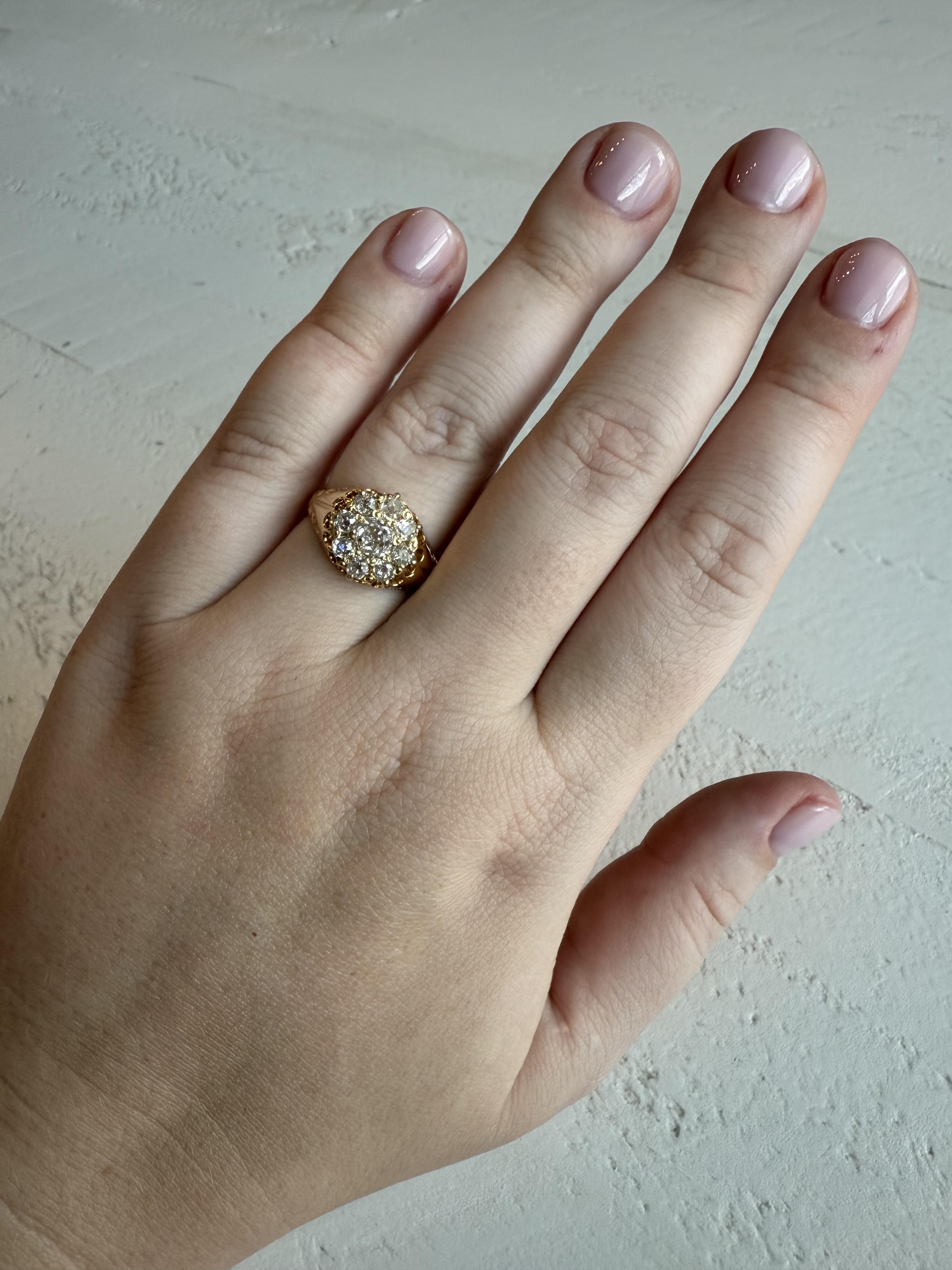 Nous aimons toujours une bonne grappe de diamants taillés à l'ancienne !
Chaque pierre a tellement de personnalité !

Détails de l'anneau
MATERIAL : Or rose 18K
Époque : Victorienne 1840 - 1900
Largeur de la tête : 12 mm
Hauteur de la tête : 4,2