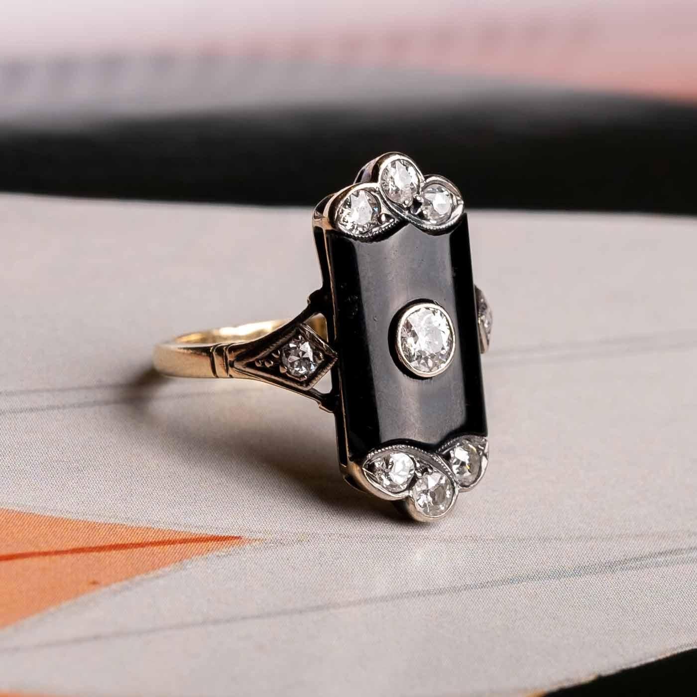 Unusual antique Victorian period ring, set in 18ct gold with hand cut onyx (small defects) and old cut diamonds for 0.80ct total c.a.

Highlights:
- Victorian period second half 19th Century
- 18ct gold
- Old cut diamonds 0.80ct total c.a.
- Onyx -