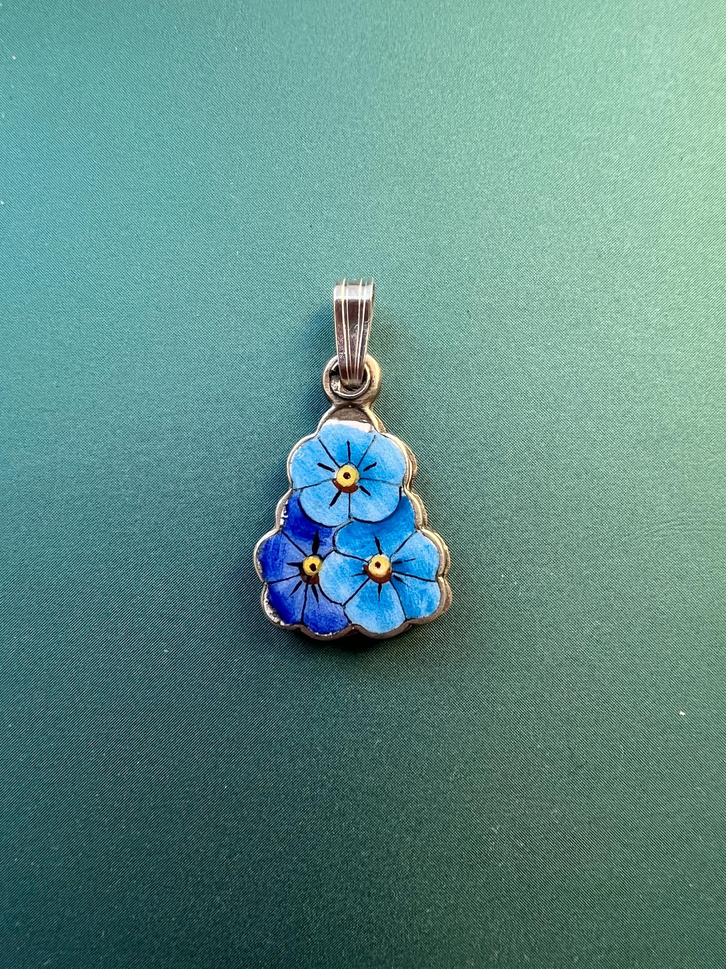 Victorian Era Pansy Flower Pendant with “Do Not Forget Me” Inside In Good Condition In Versailles, FR