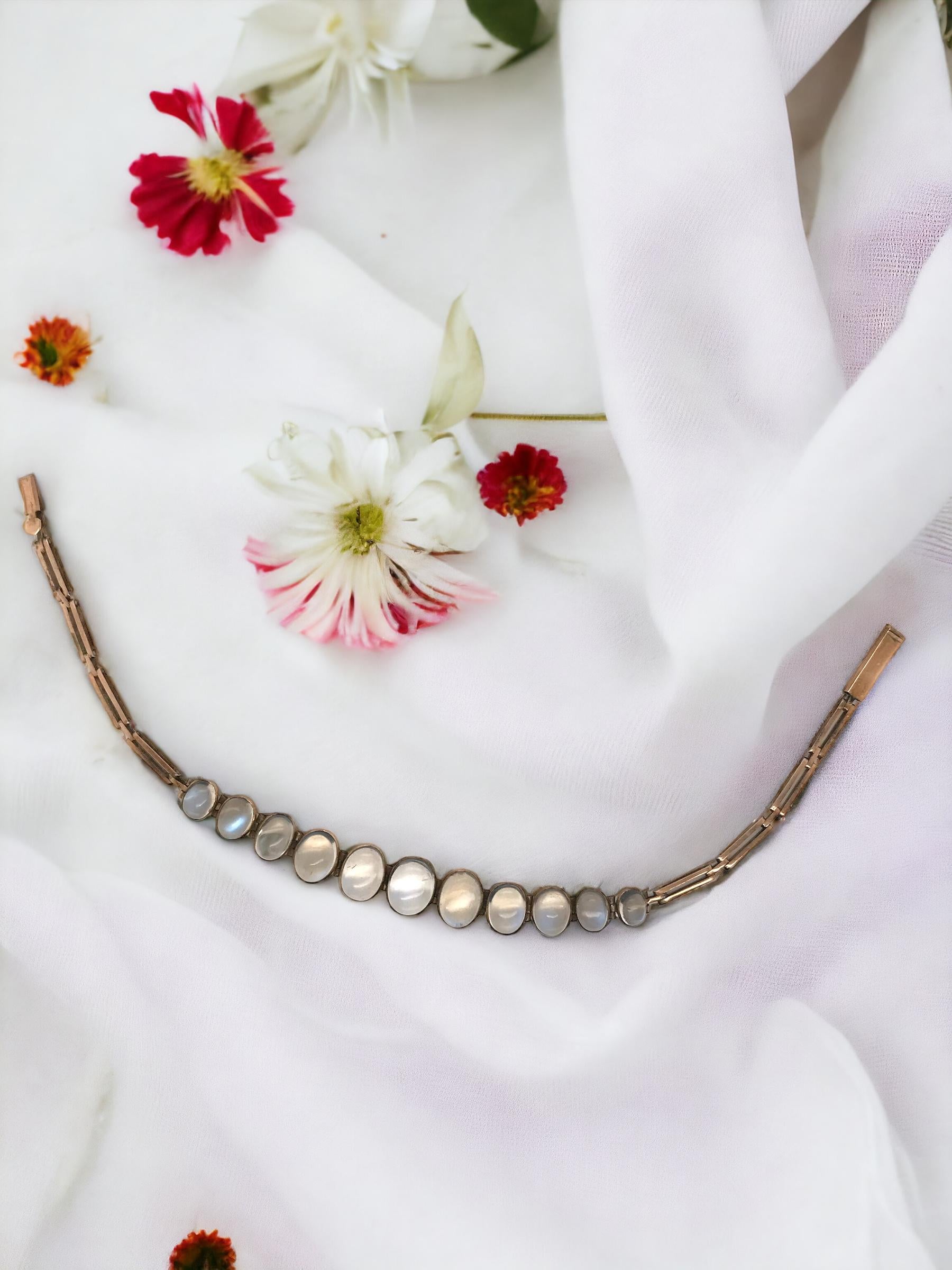¡¡Estamos enamorados de esta belleza vintage!!

Detalles de la pulsera
Material: Oro rosa de 10 quilates
Época: Victoriana 1840 - 1900
Longitud: 7 1/4 Pulgadas
Anchura: Graduada de 9,5 mm a 6,0 mm
Peso: 5,9 gramos

Artículo: 768TMV7-V