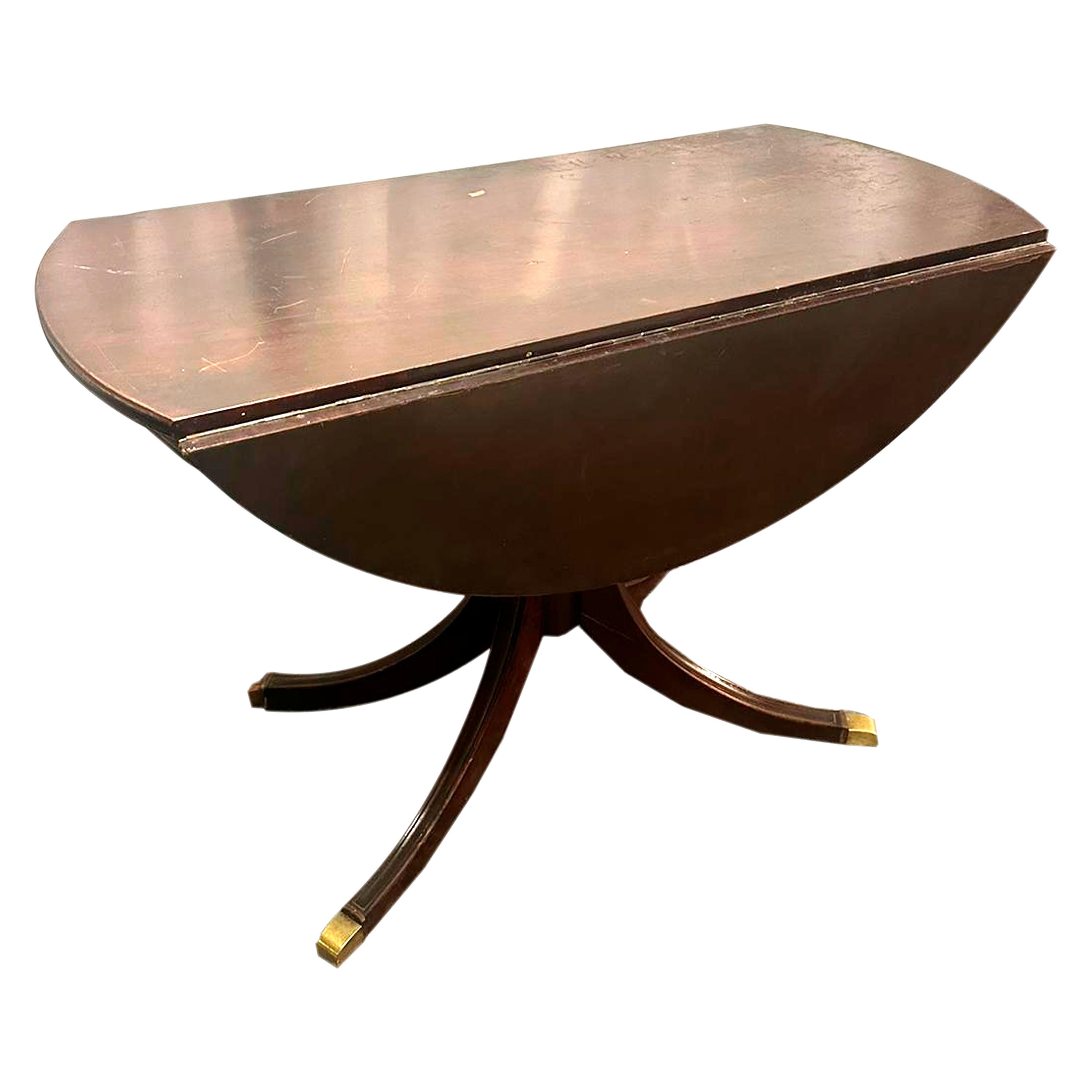 Anglais Table pliante ronde de l'époque victorienne avec détails en bronze, Angleterre 19e siècle. en vente