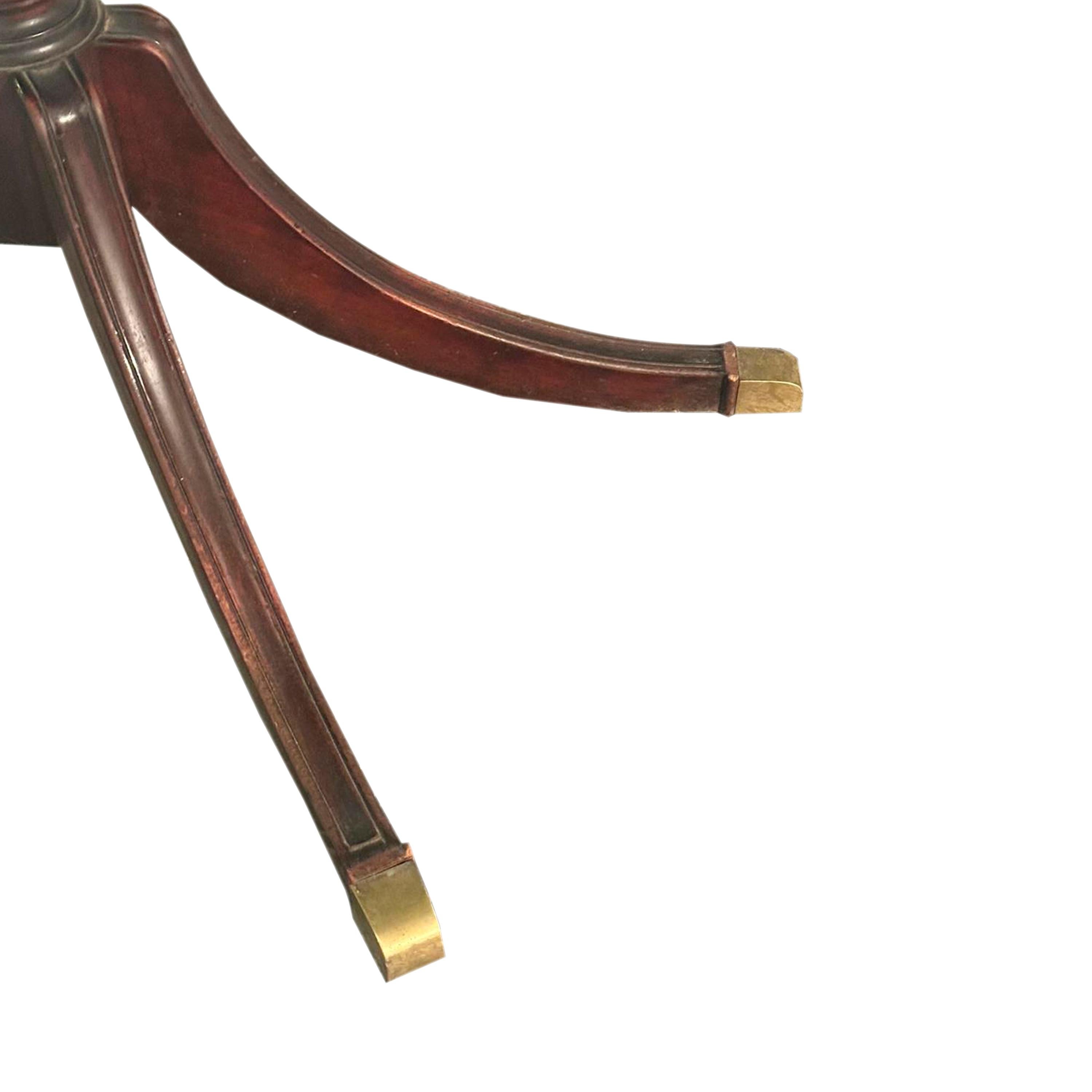 XIXe siècle Table pliante ronde de l'époque victorienne avec détails en bronze, Angleterre 19e siècle. en vente