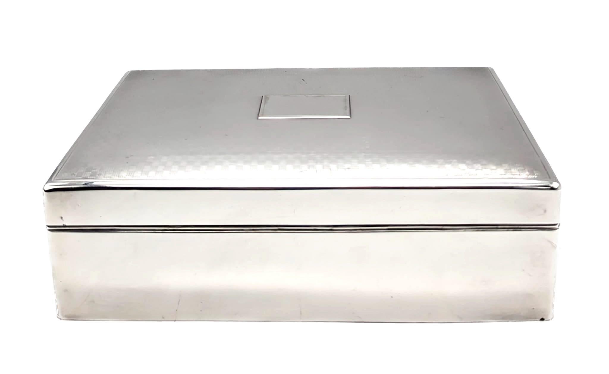 L'Eleganza è un'elegante scatola rettangolare in argento sterling forgiato di epoca vittoriana con uno scomparto in legno intagliato all'interno. Can può essere utilizzato come humidor per i sigari, per i gioielli o i ricordi, per le carte da gioco