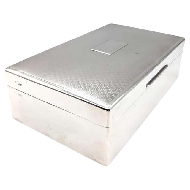 Smooth silver snuffbox with wooden interior and hinged lid For Sale at ...