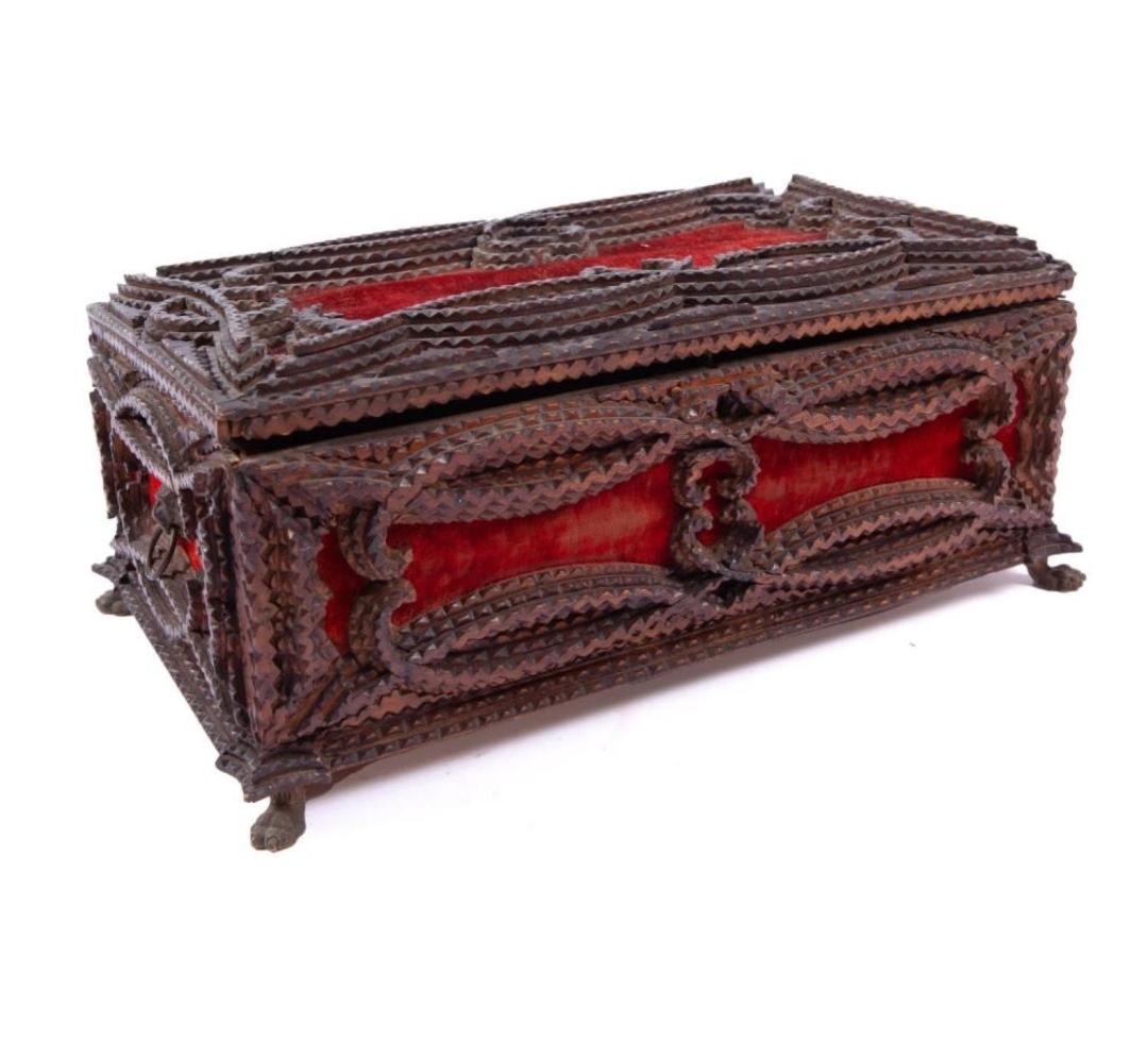 Baúl/caja de la época victoriana Tramp Art Chip Carved con guantera adicional en venta 2