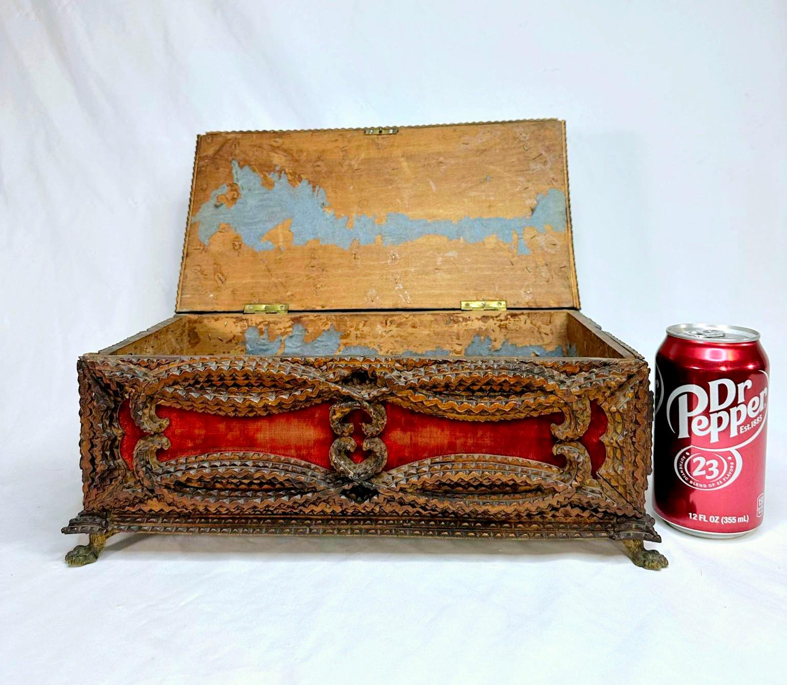 Baúl/caja de la época victoriana Tramp Art Chip Carved con guantera adicional en venta 3